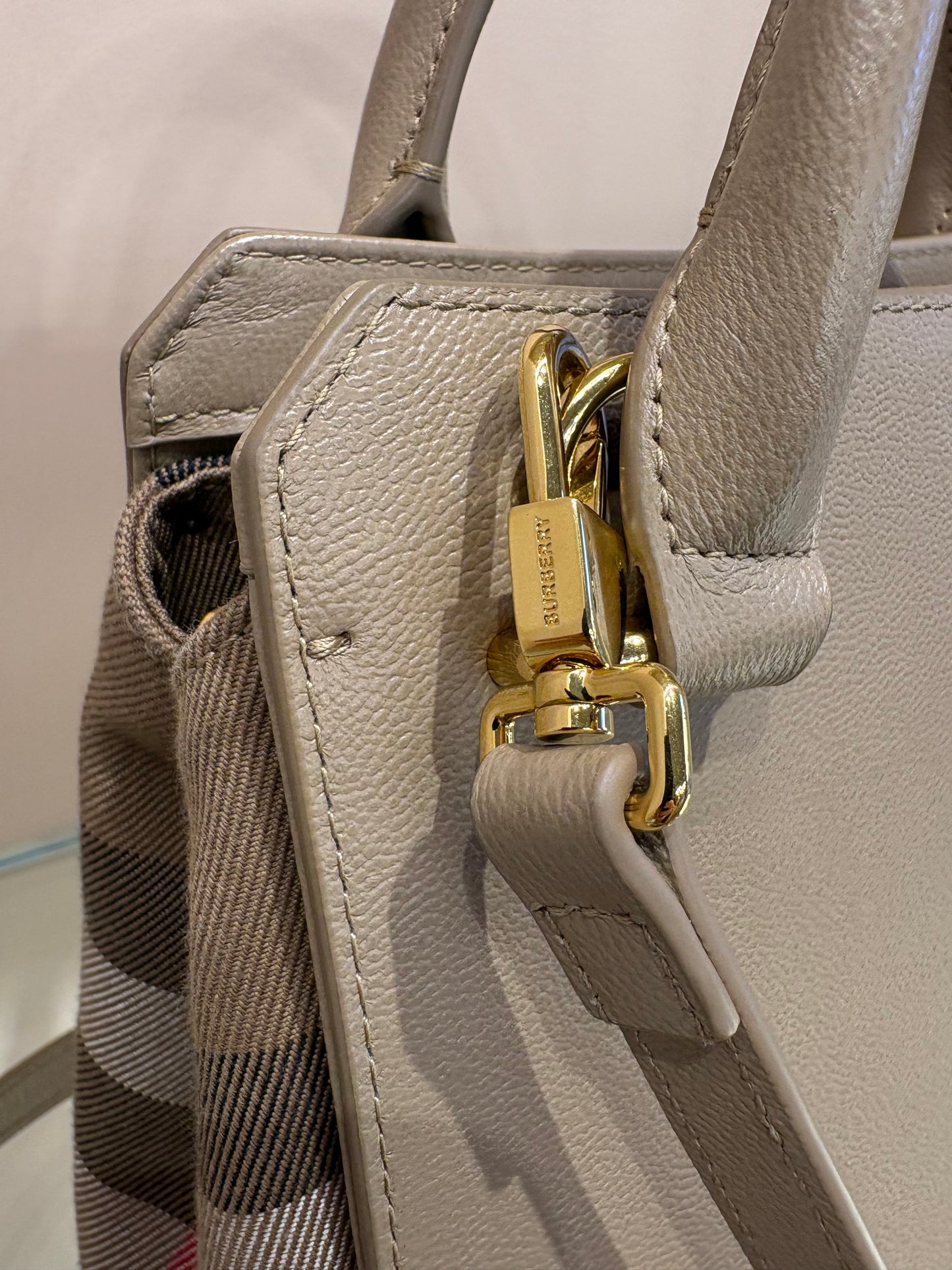 Burberry Borsa a Mano  Mini Banwell Tote in Pelle Martellata Beige -Tortora