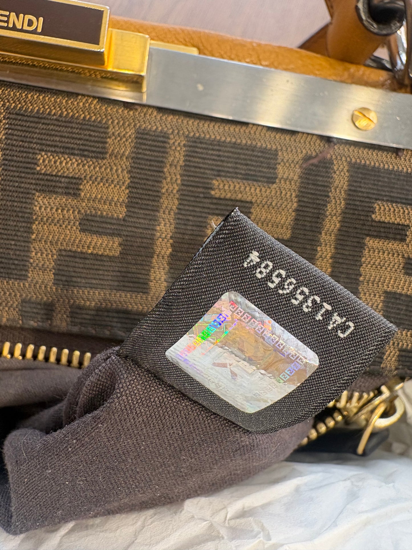 Fendi Peekaboo Large in Pelle Color Ocra con Interno Logo FF
