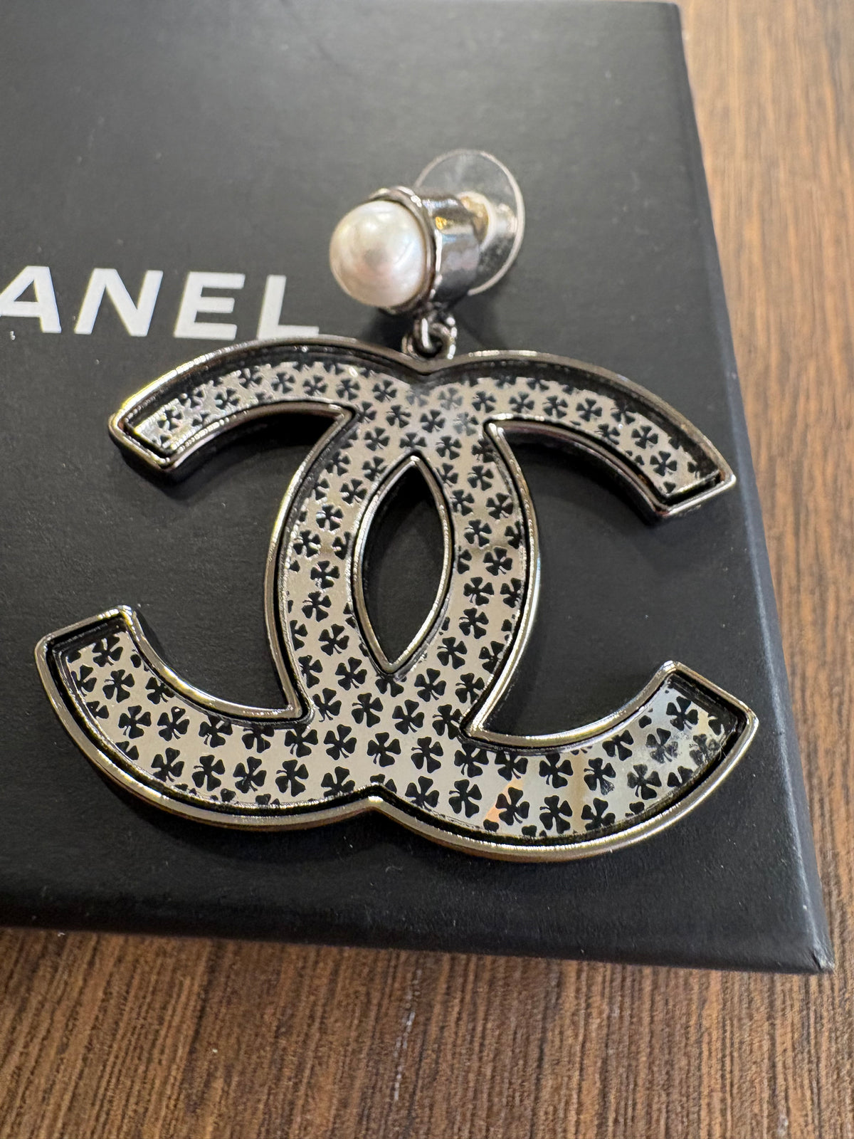 Chanel Orecchini Pendenti Chanel CC Logo Piercing in Metallo Argentato con Perla e Motivo Clover Pattern (Quadrifoglio)