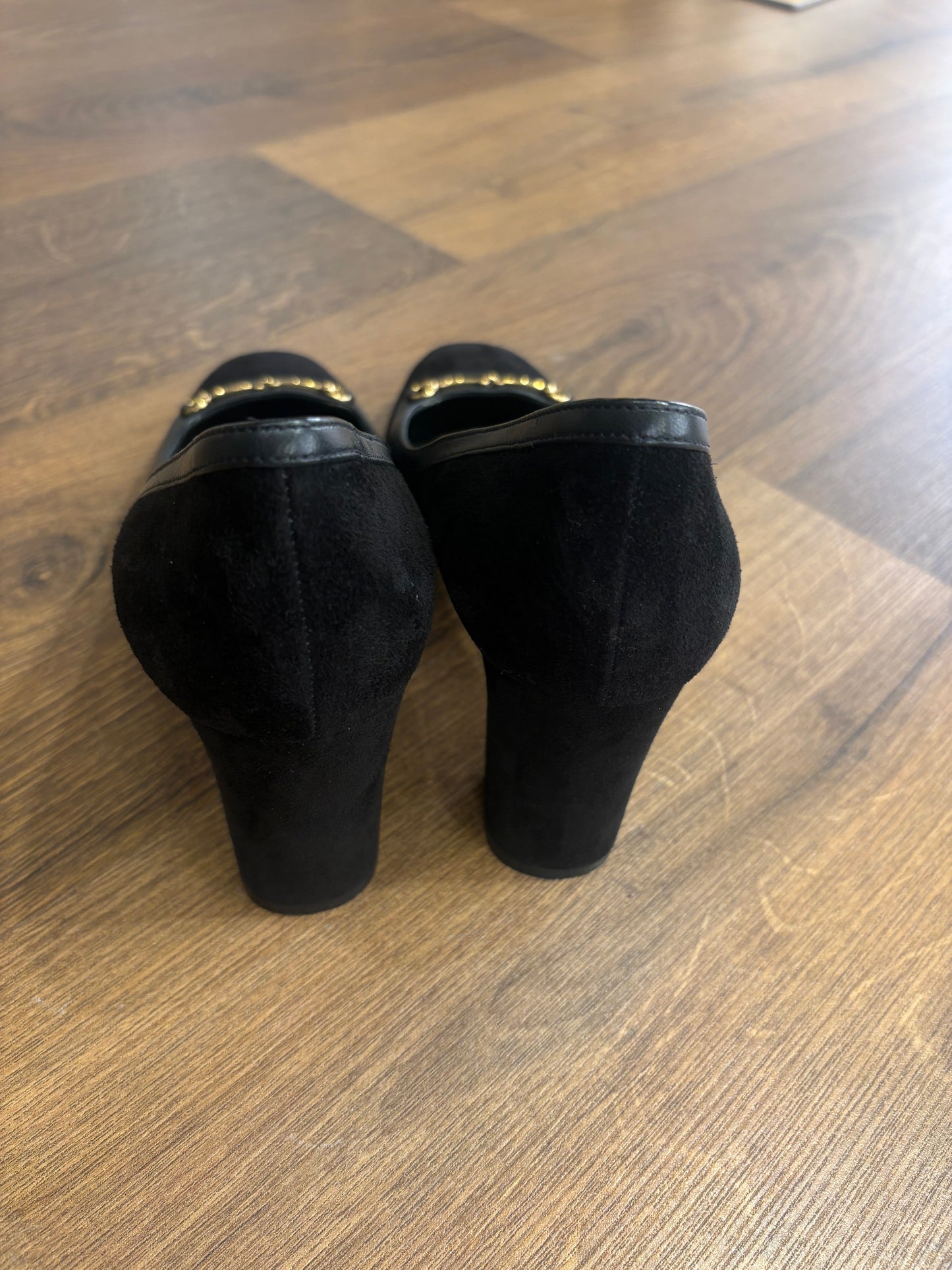 Gucci décolleté in suede nero con morsetto dorato