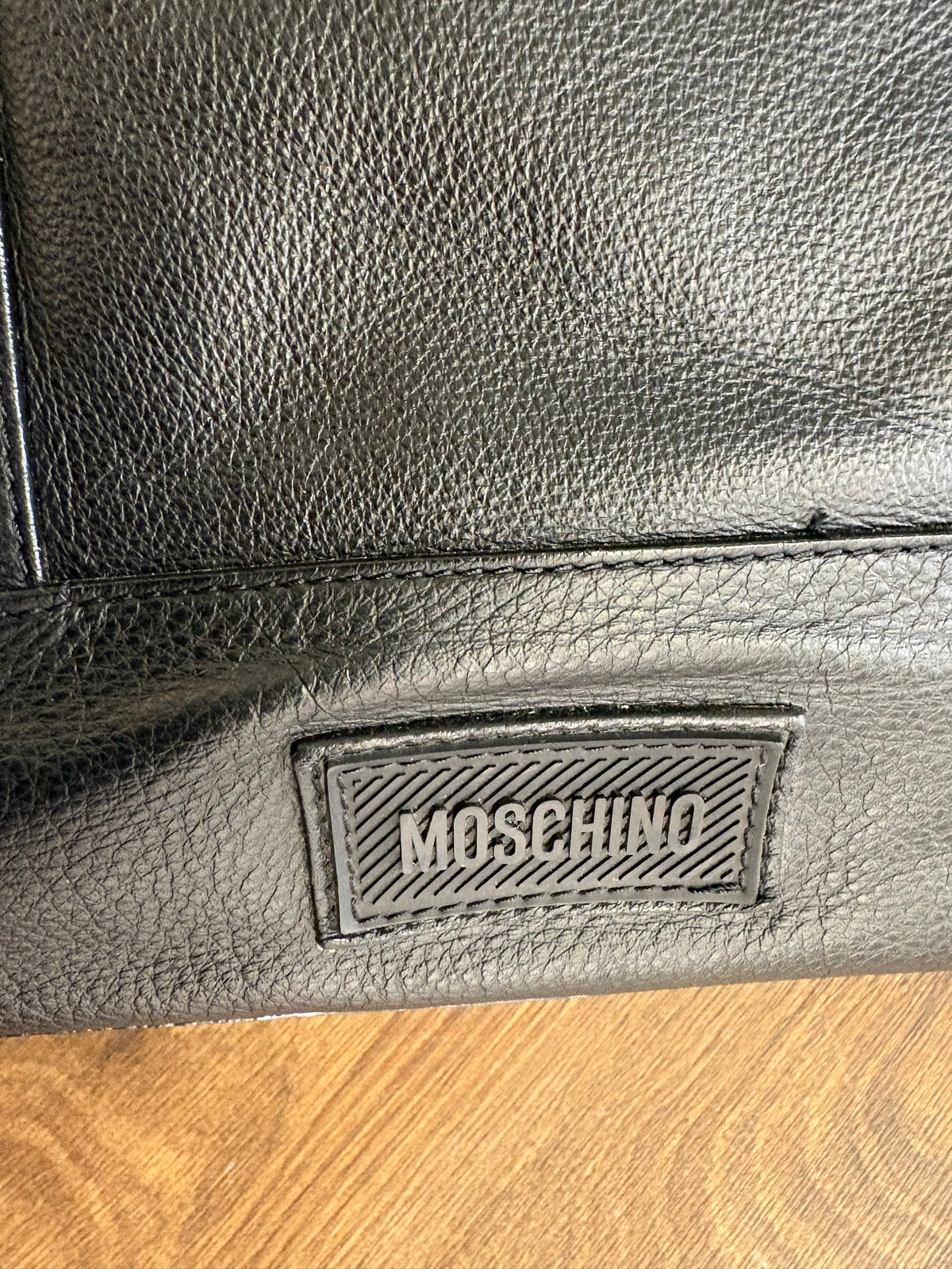 Moschino Maxi Borsa / Zaino Convertibile in Pelle Martellata con Lettering Logo