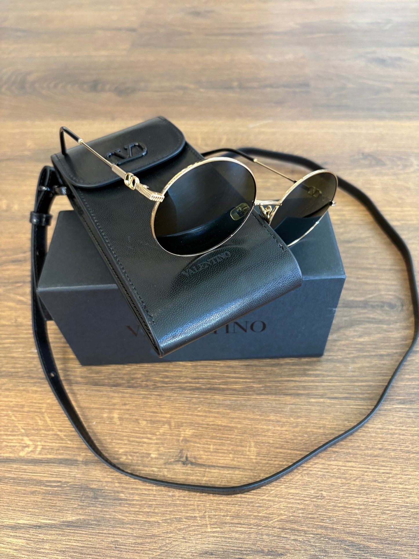 Occhiali da Sole Rotondi Valentino Garavani VG0027S in Metallo Dorato con Custodia-Borsetta VLogo