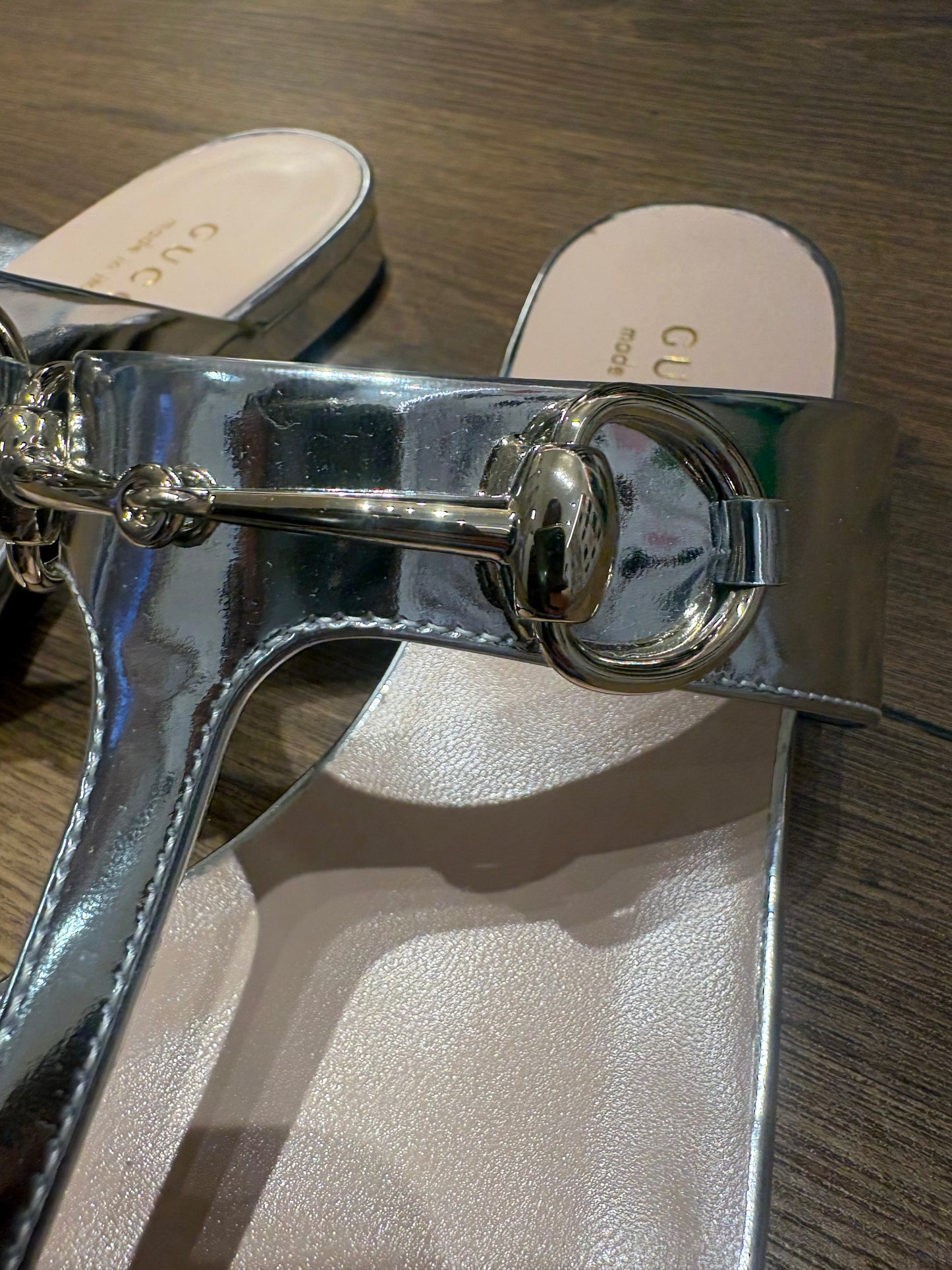 Sandali Infradito Gucci Horsebit  in Pelle Laminata Argento 39. Nuovo