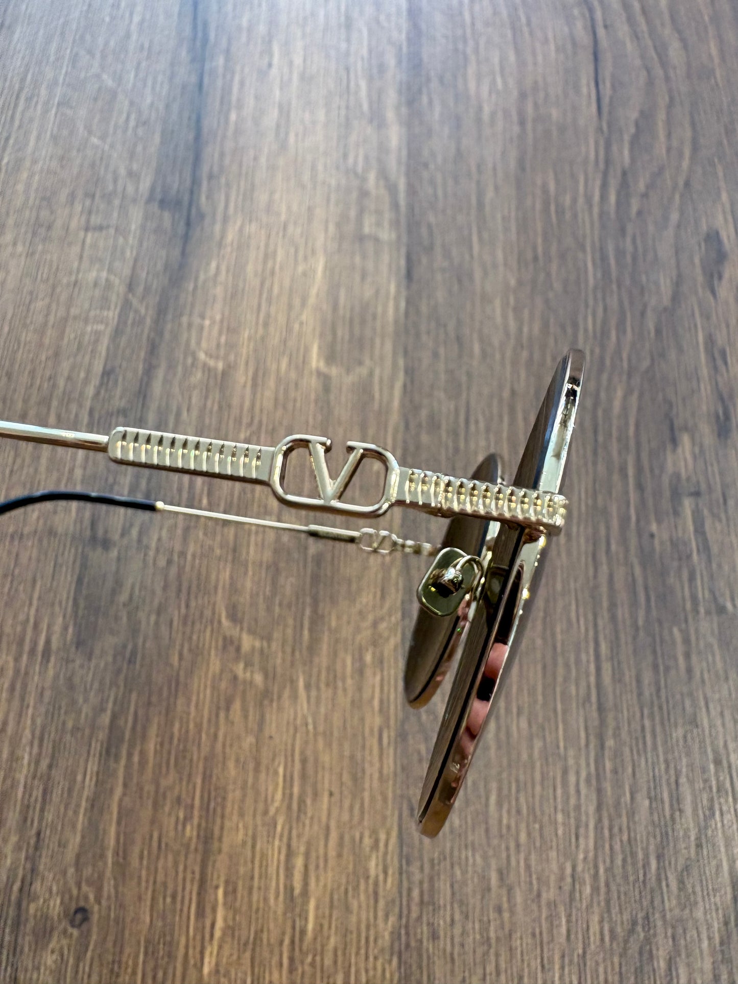 Occhiali da Sole Rotondi Valentino Garavani VG0027S in Metallo Dorato con Custodia-Borsetta VLogo