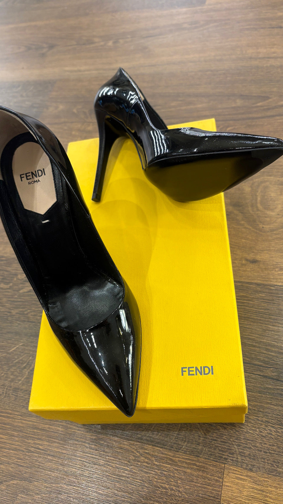 Fendi décolleté in pelle lucida nera 37. Nuove
