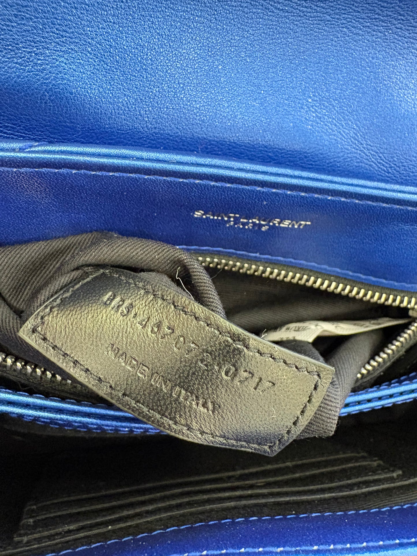 Ysl Loulou Toy in pelle matelasse’ azzurro metallizzato. Nuovo