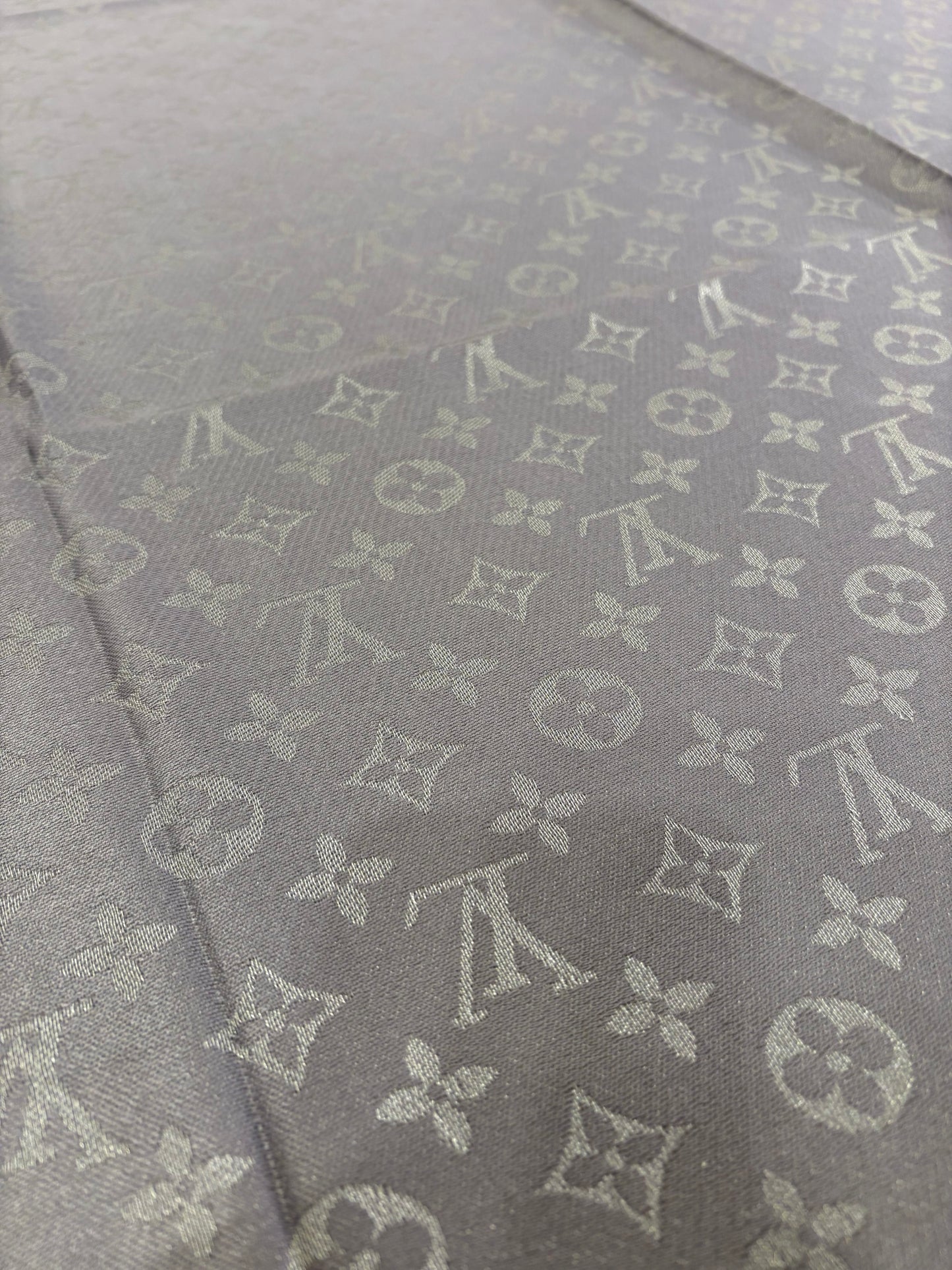 Louis Vuitton scialle monogram shine