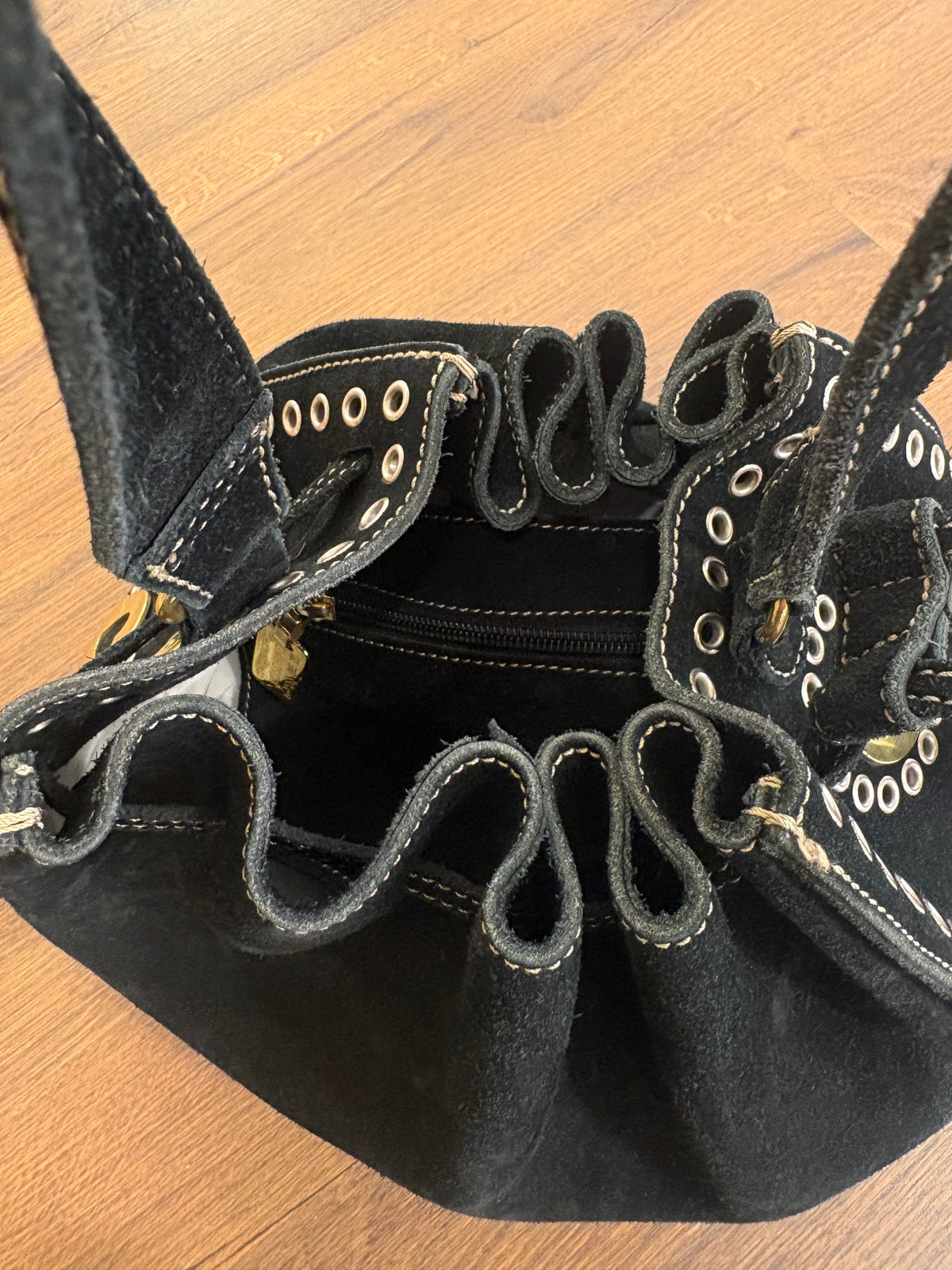 Moschino secchiello in suede nero metallo dorato . Vintage