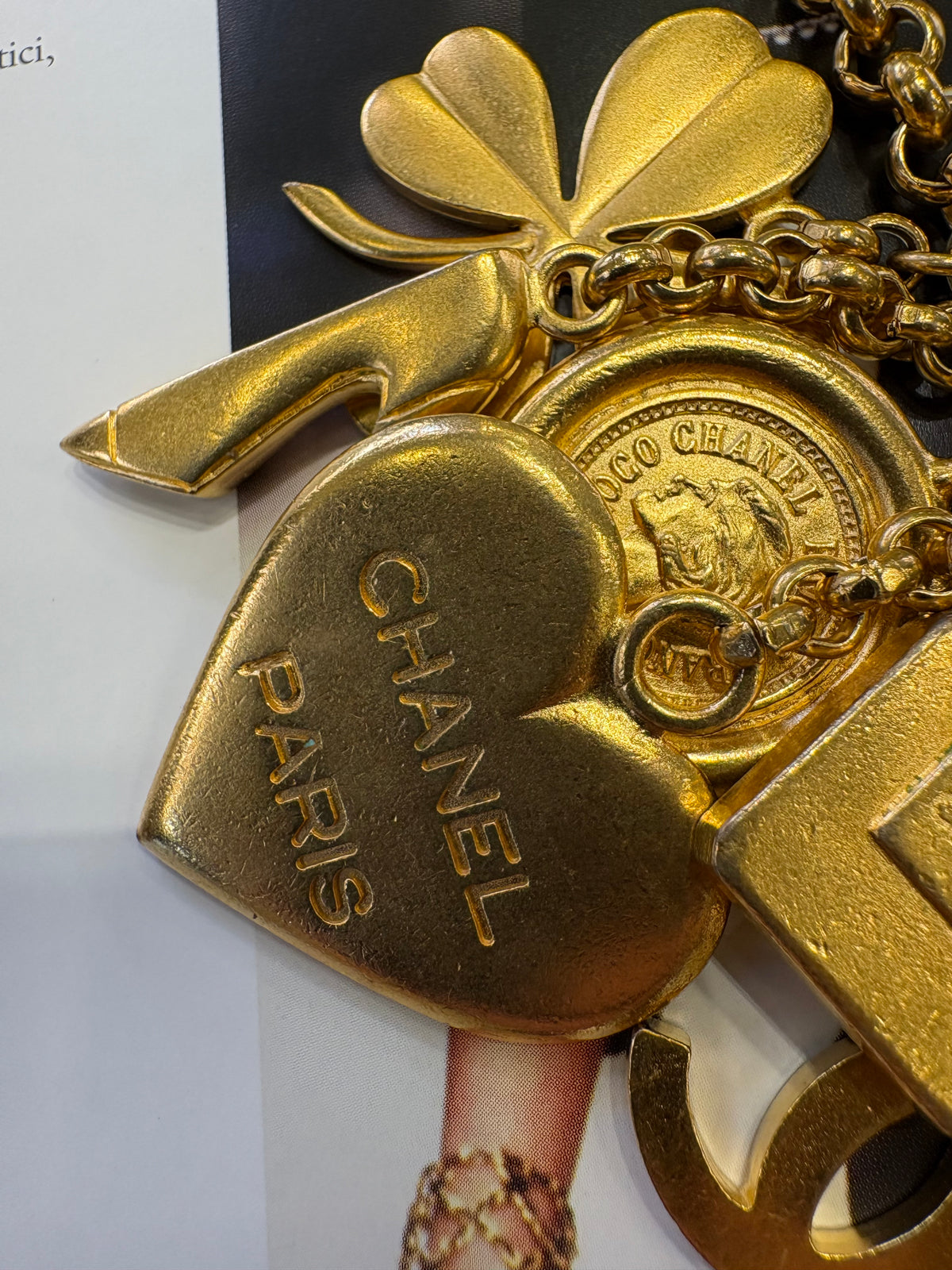 Chanel Cintura a catena con ciondoli portafortuna (Lucky Charms) . Vintage metà anni ‘90