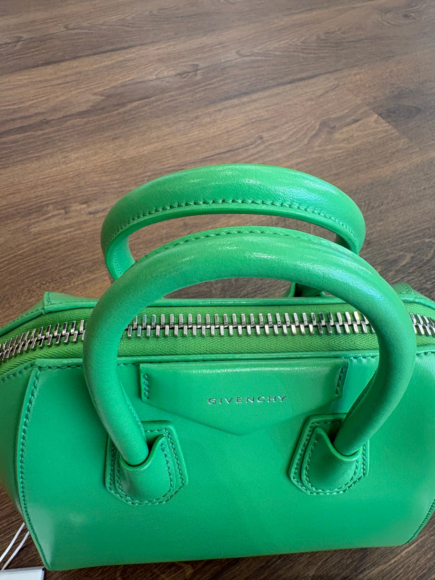 Bottega Veneta Mini Antigona in pelle verde assenzio. Nuova