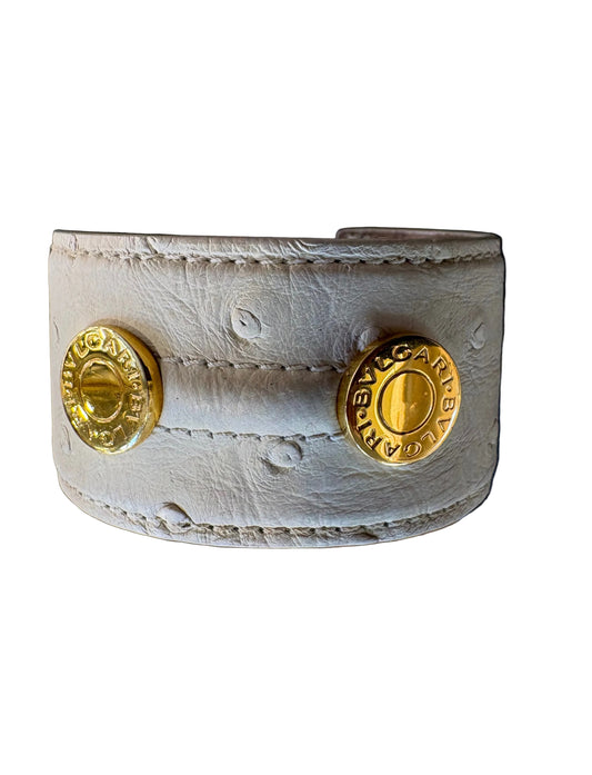 Bvlgari bracciale rigido a fascia in pelle di struzzo avorio metallo dorato