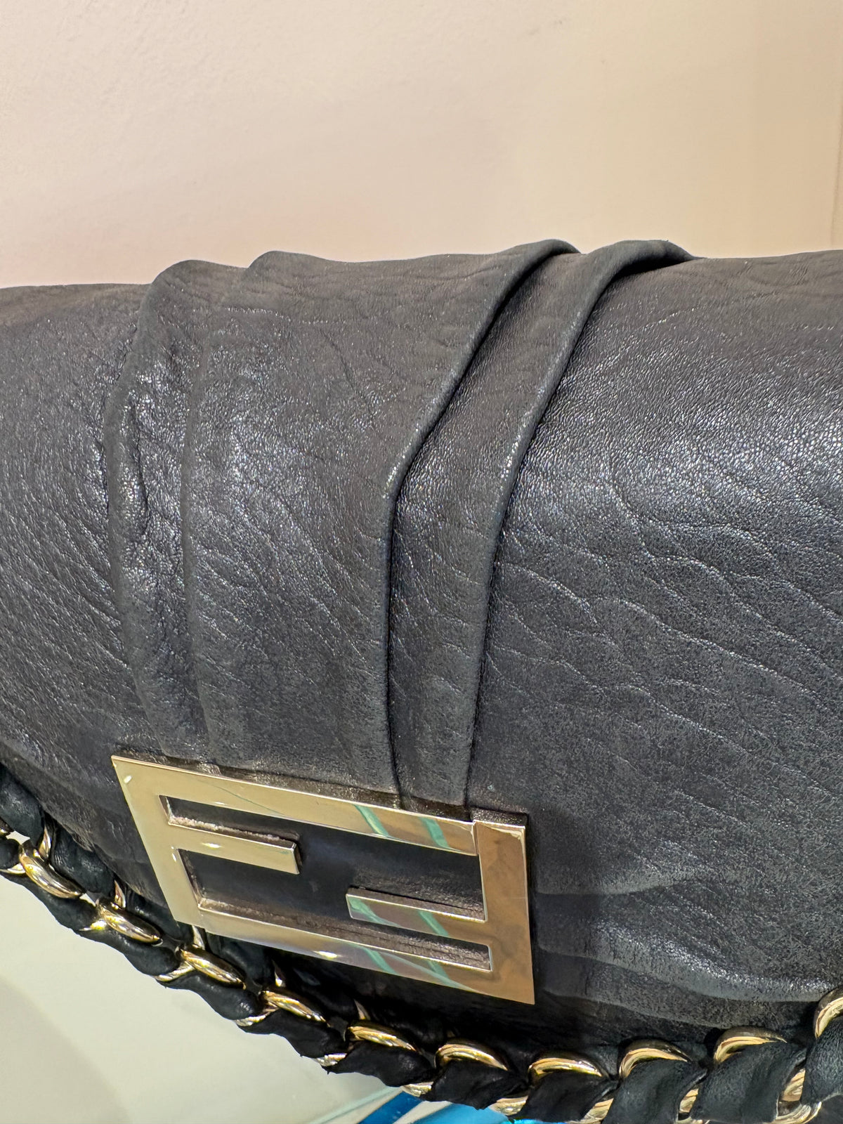 Fendi Mia Bag borsa a spalla in pelle martellata nera