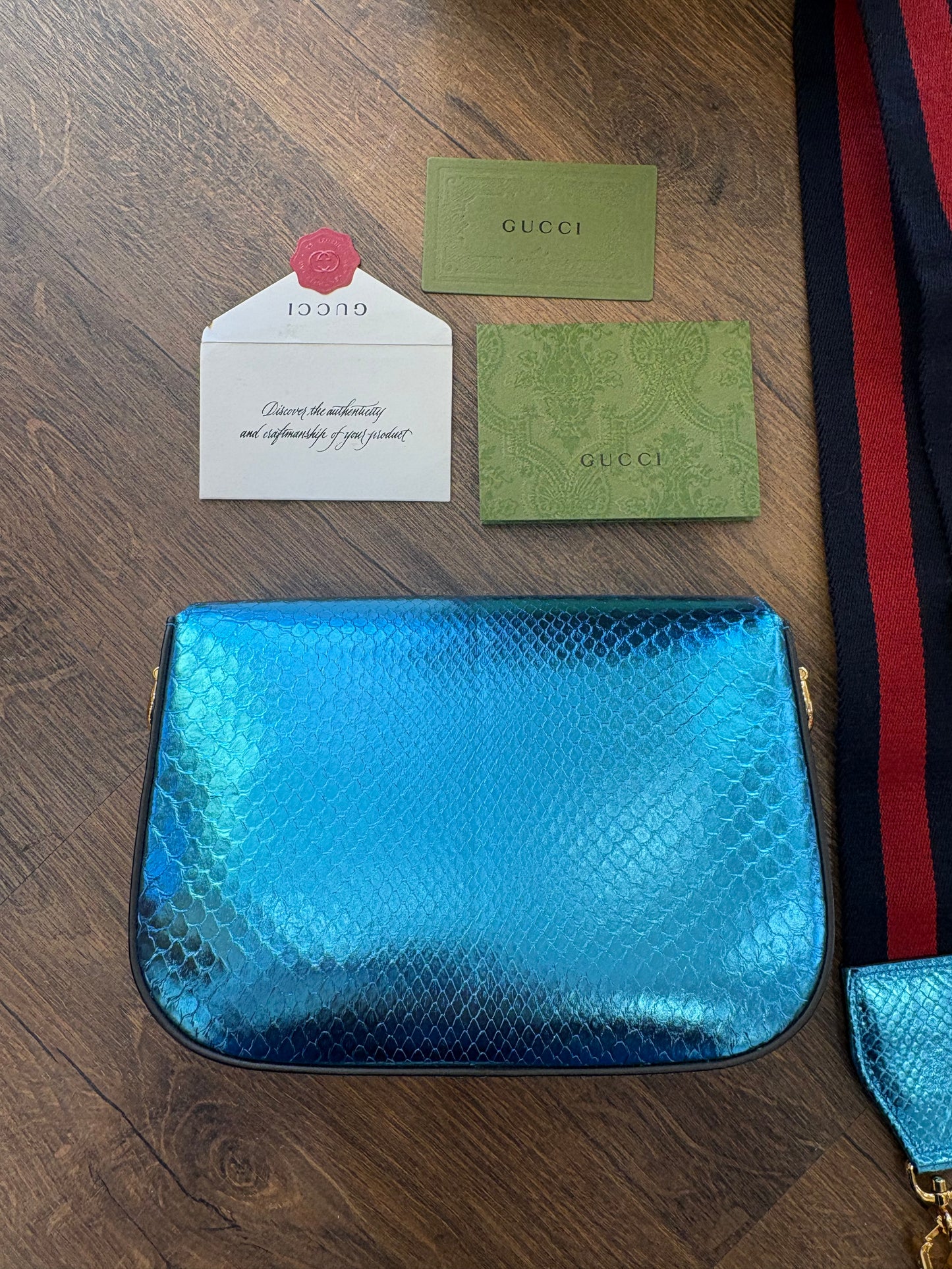Borsa a Tracolla Gucci Horsebit 1955 Mini in Pitone Azzurro Metallizzato. Nuovo