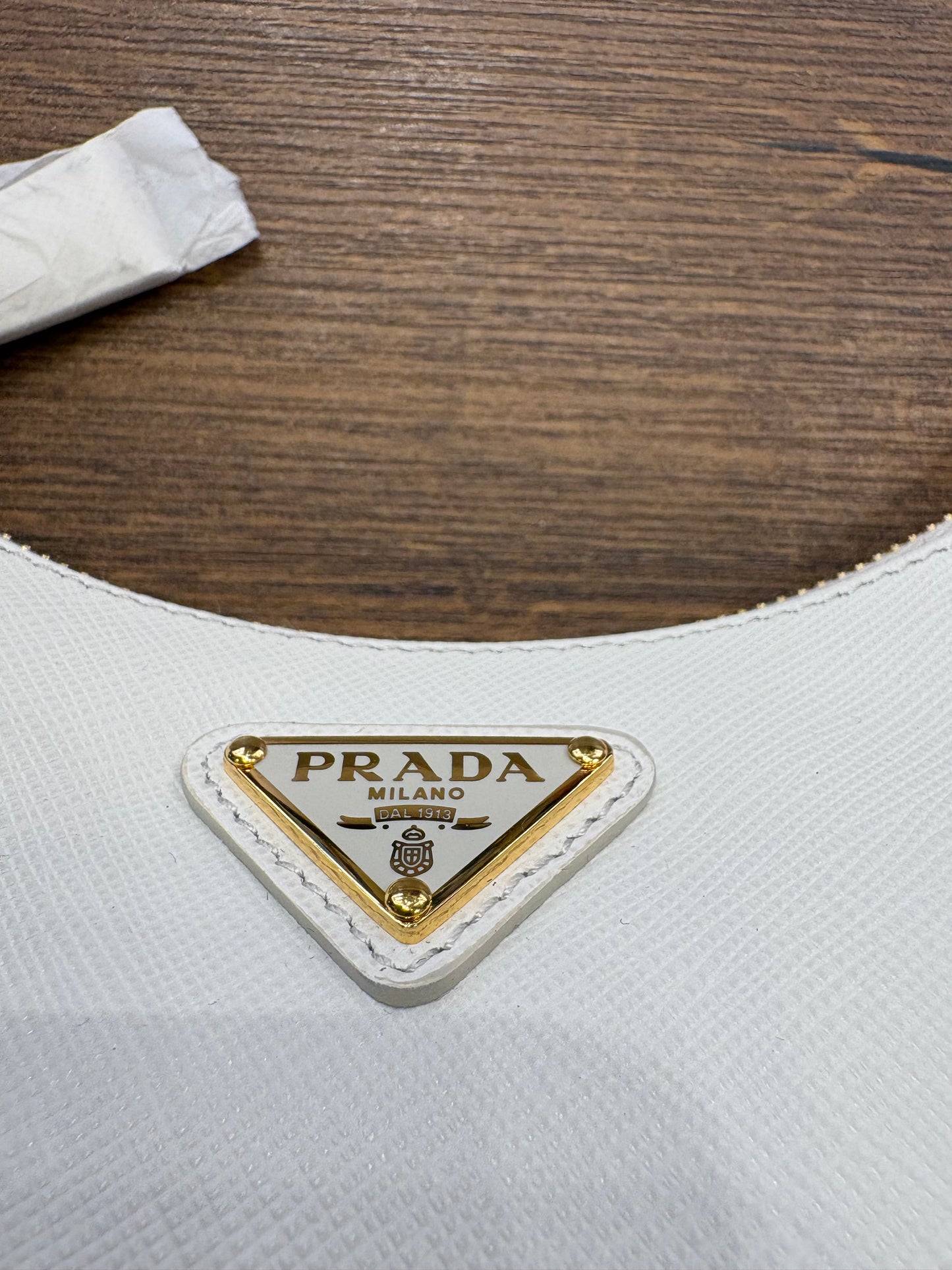 Borsa Prada Re-Edition 2005 in Pelle Saffiano Bianco. Nuovo