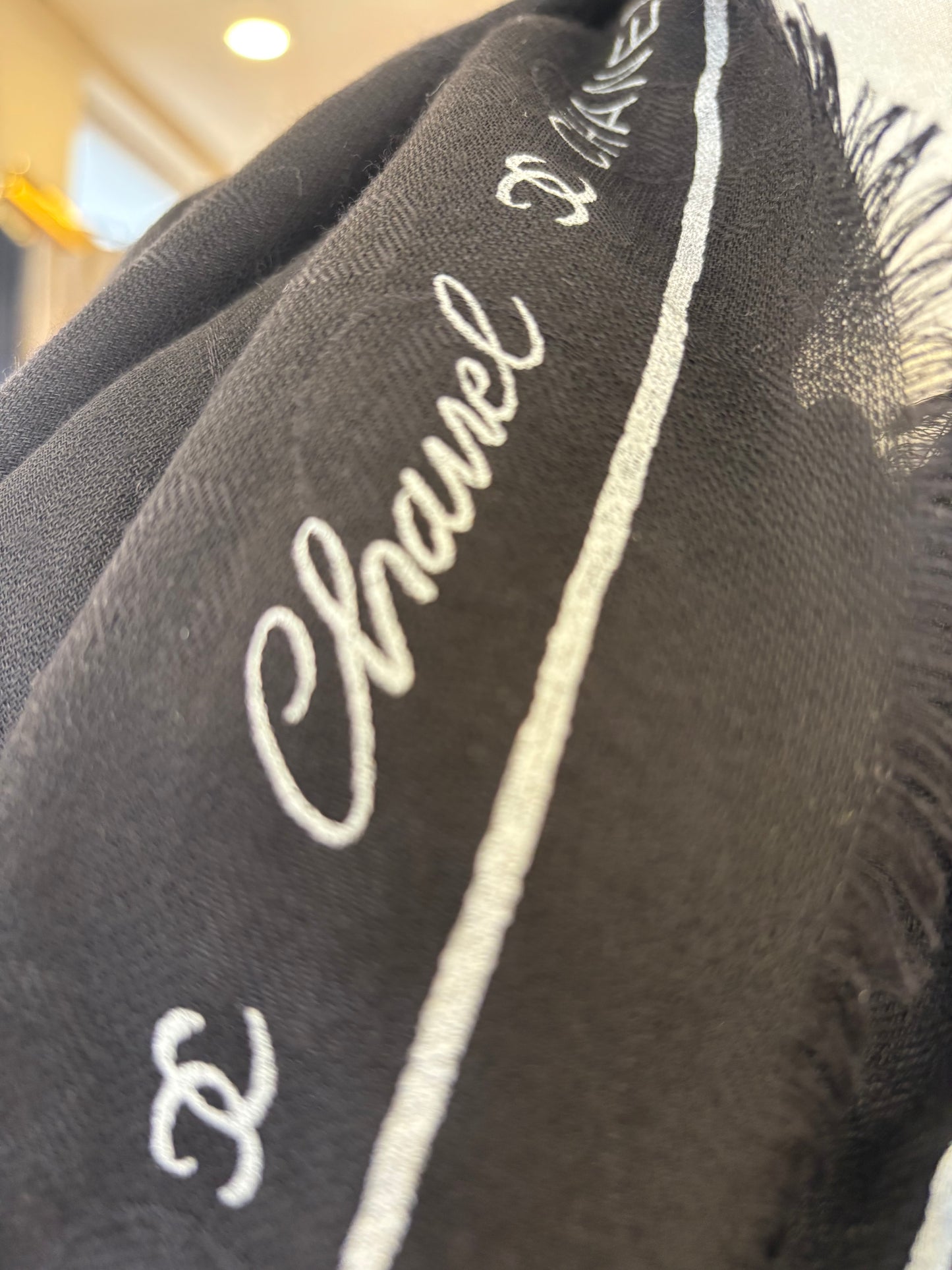 Chanel Maxi Stola Logata in Cashmere e Seta Nero/Bianco