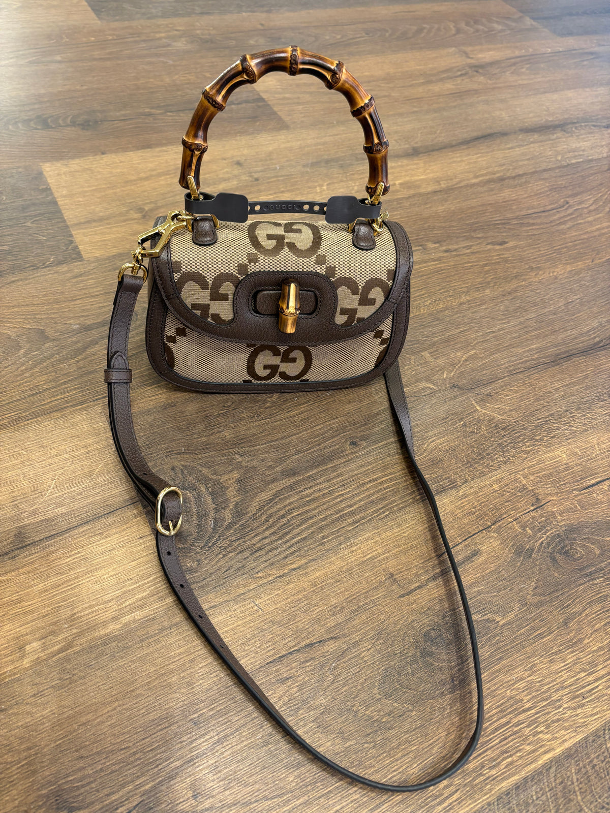Gucci Borsa a mano Gucci Bamboo 1947 mini in tela Jumbo GG e pelle marrone. Nuovo