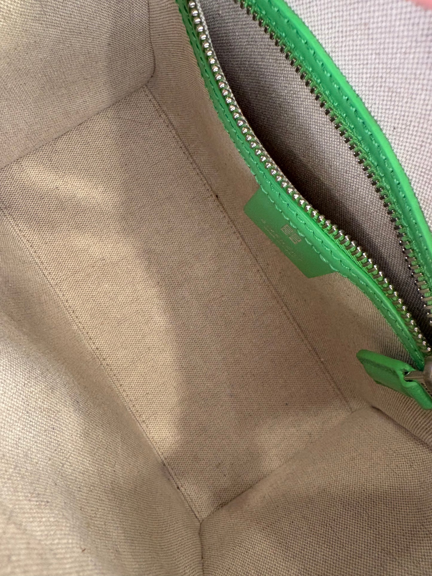 Bottega Veneta Mini Antigona in pelle verde assenzio. Nuova