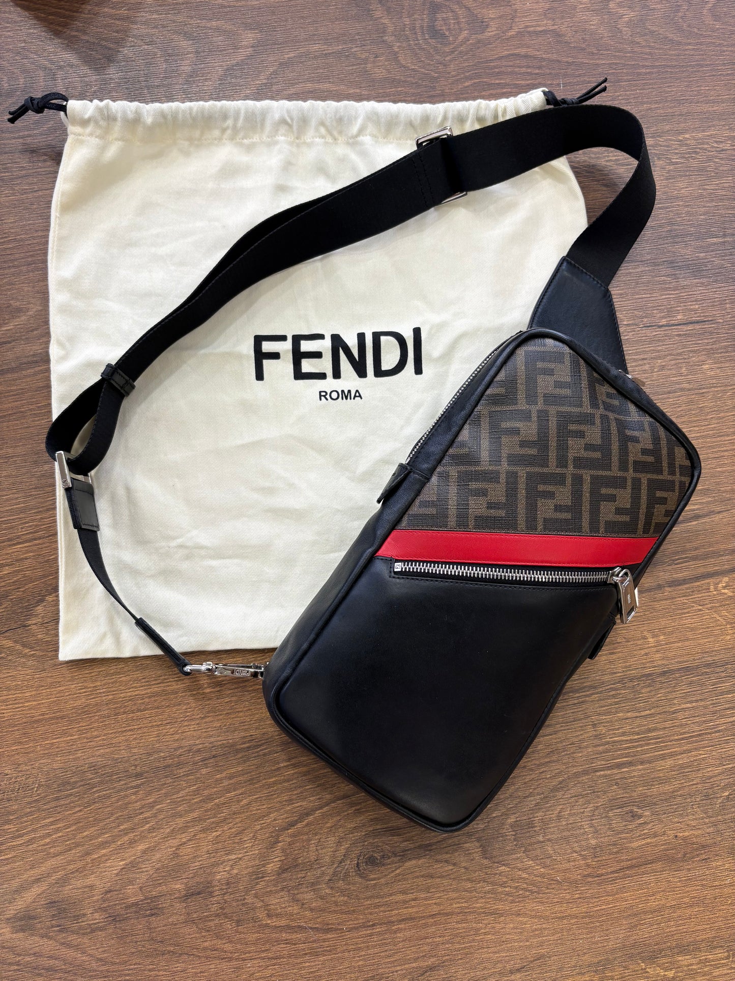 Zaino Monospalla Fendi FF Diagonal in Pelle e Tela Monogram  NeroTabacco