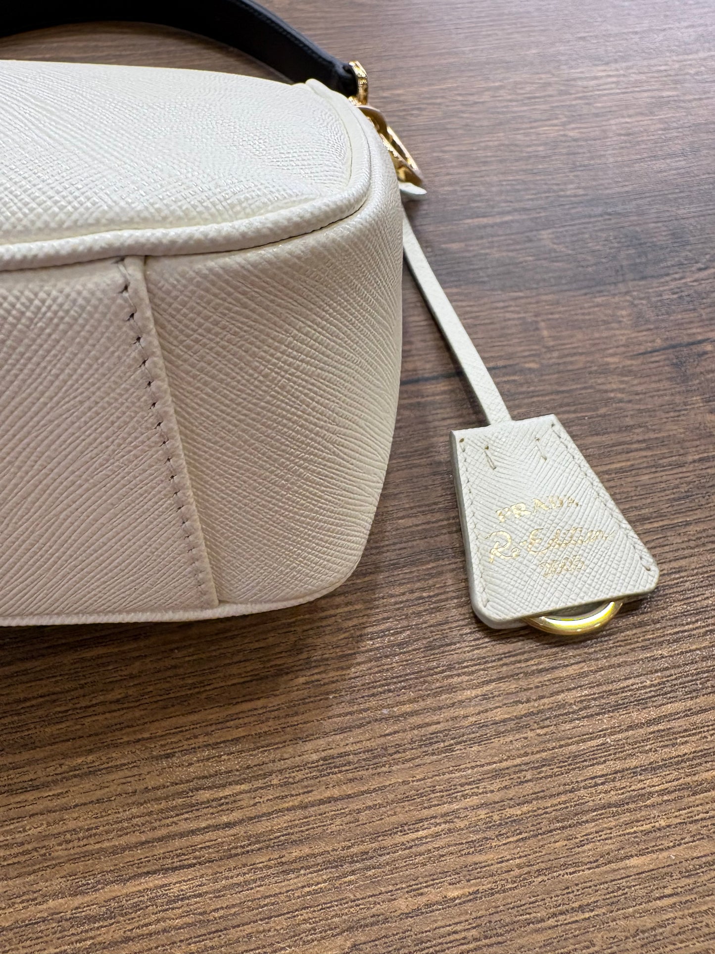 Borsa Prada Re-Edition 2005 in Pelle Saffiano Bianco e Dettagli Cocco Nero. Nuovo