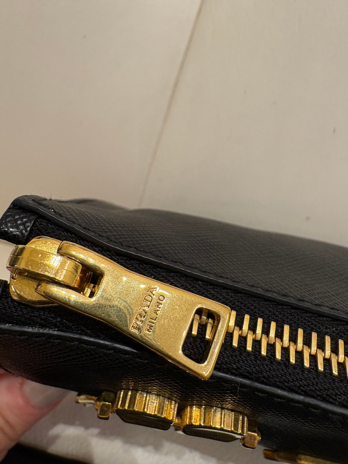 Prada pochette pelle saffiano metallo dorato