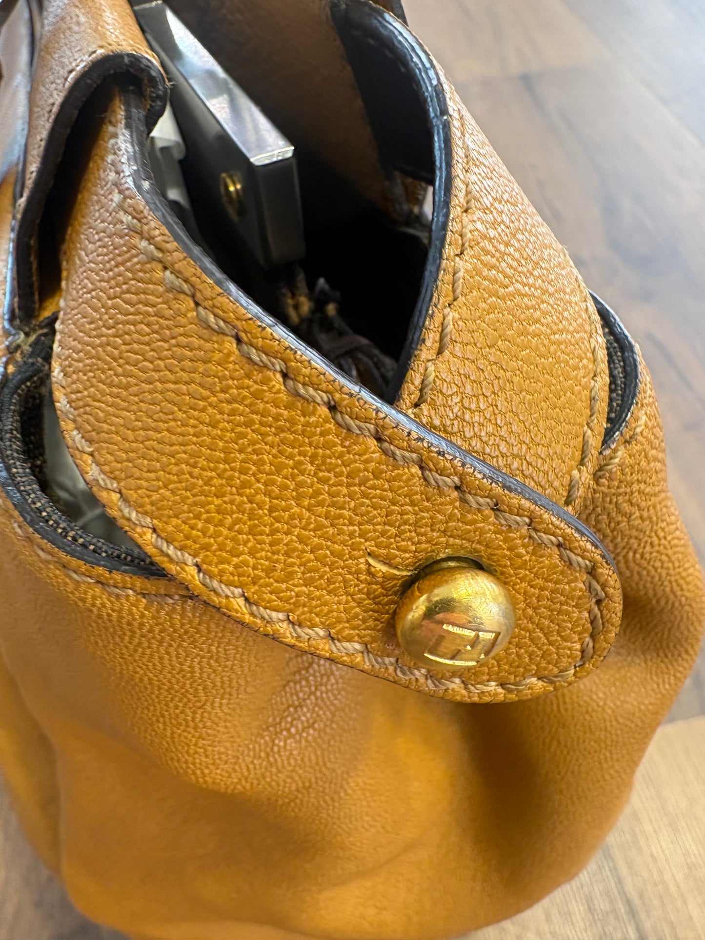 Fendi Peekaboo Large in Pelle Color Ocra con Interno Logo FF