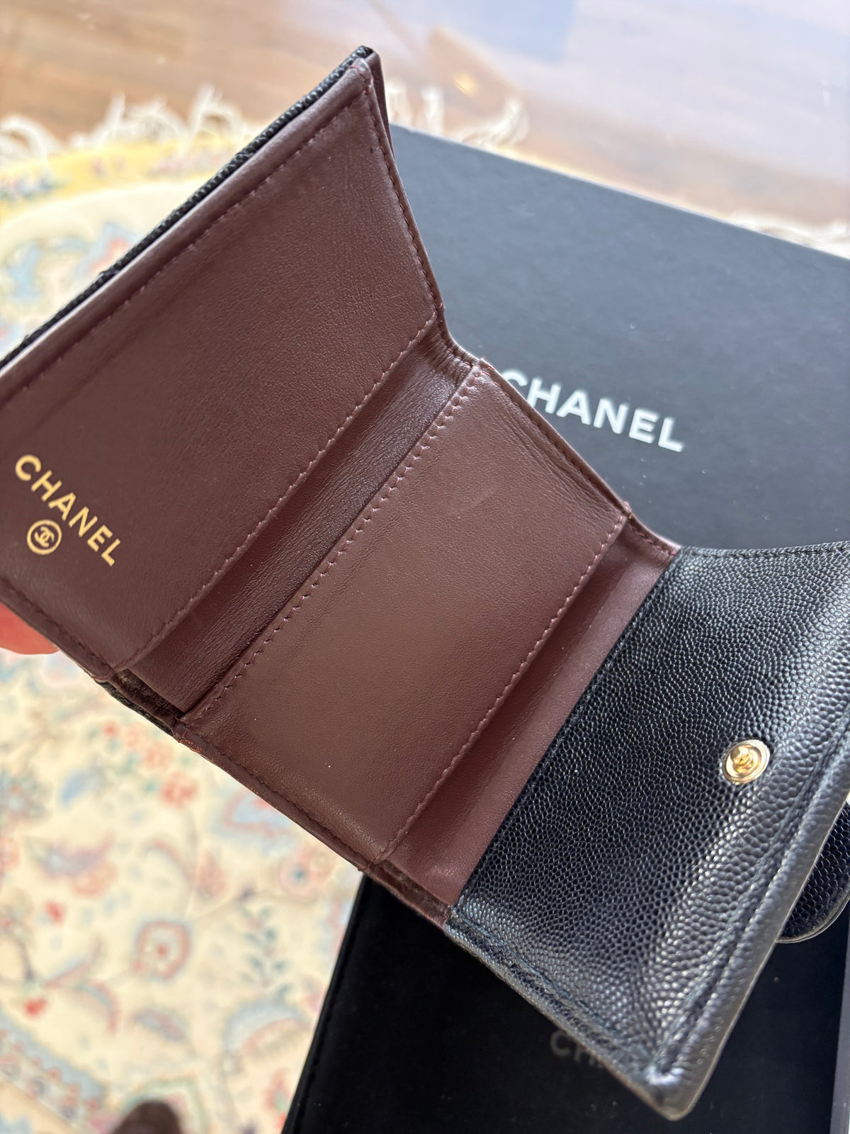 Chanel Portafoglio Compatto Classico con Patta Small in Pelle Lambskin Nera e Metallo Dorato