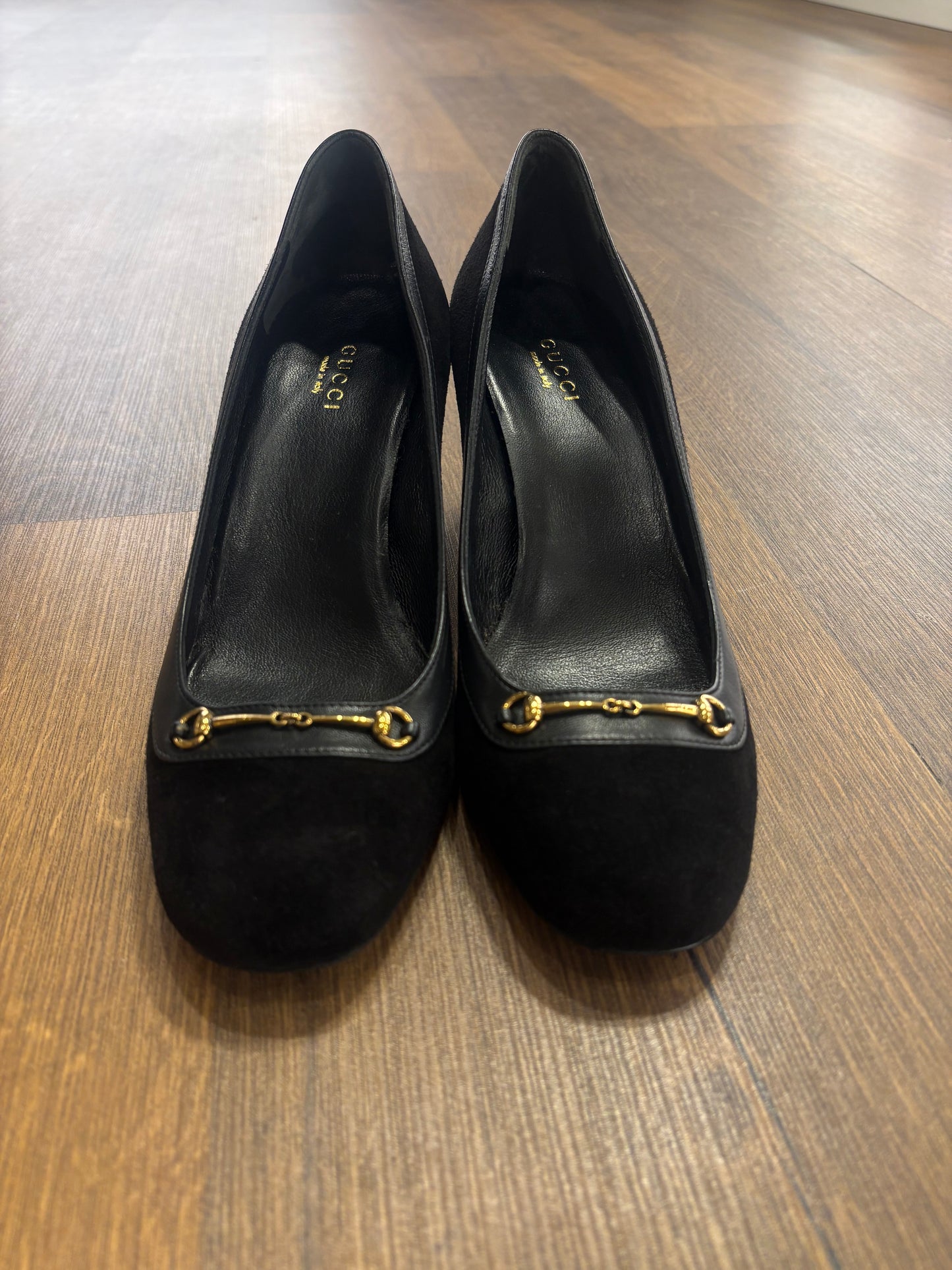 Gucci décolleté in suede nero con morsetto dorato