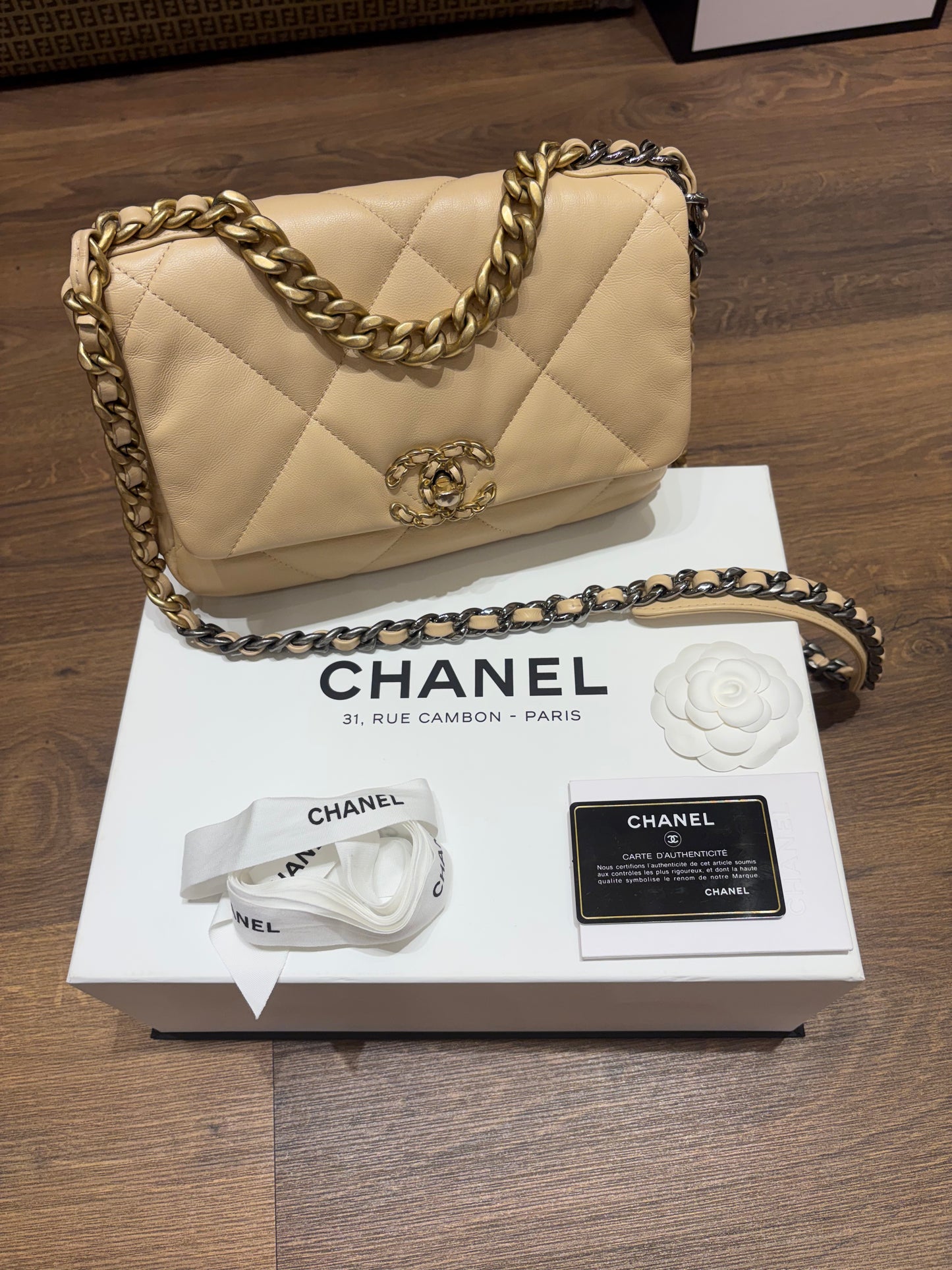 Borsa Chanel 19 Small – Pelle di Agnello Beige con Hardware Mixed Metal