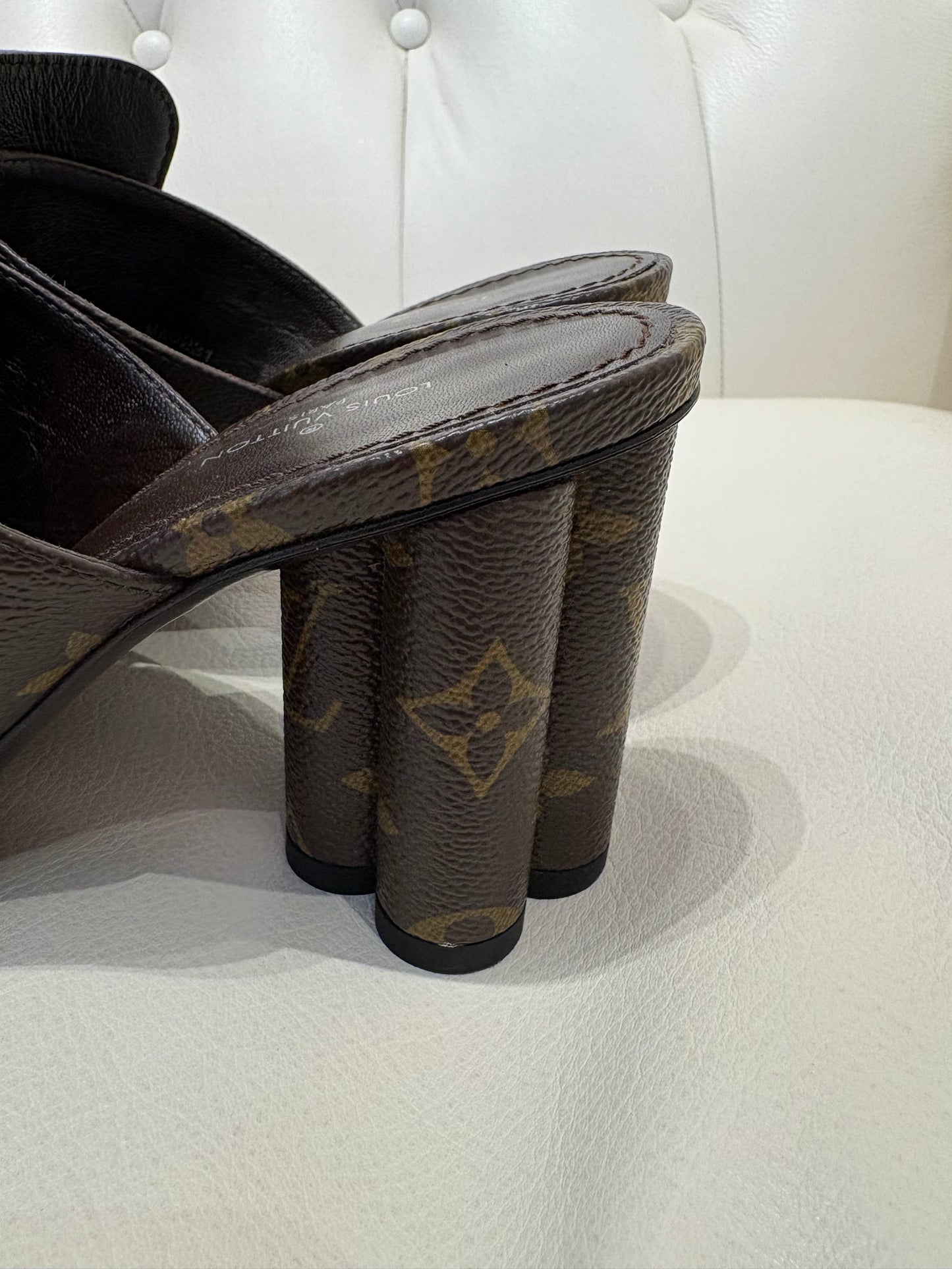 Louis Vuitton  sandali Isola   monogram 38
