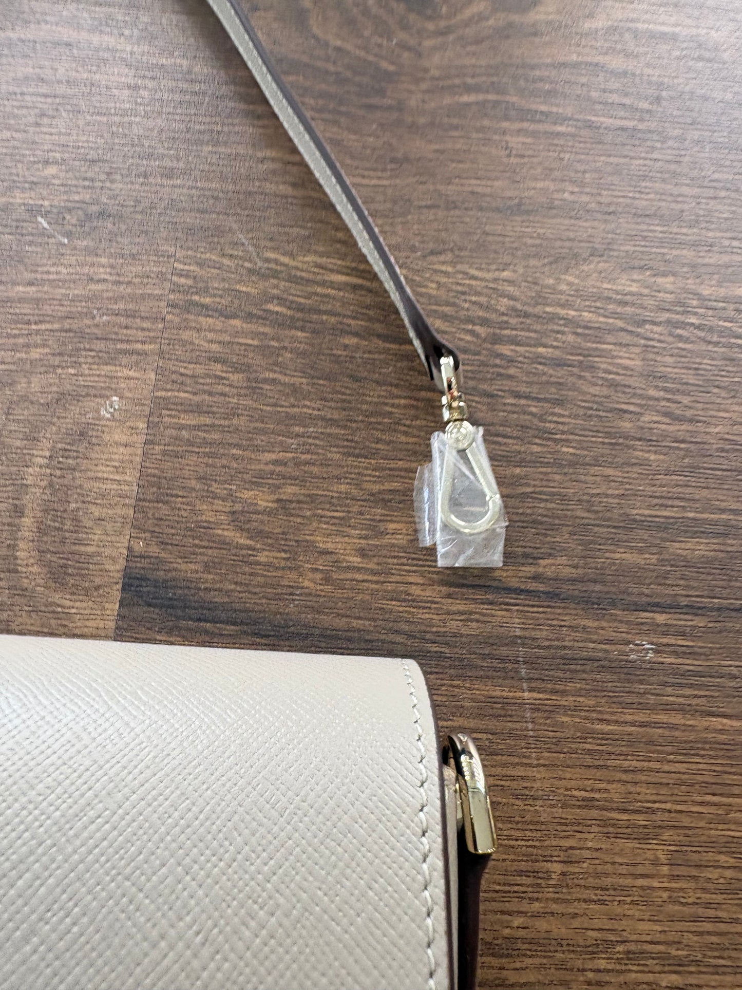Borsa C de Cartier East-West in Pelle Beige con Doppia Tracolla. Nuovo