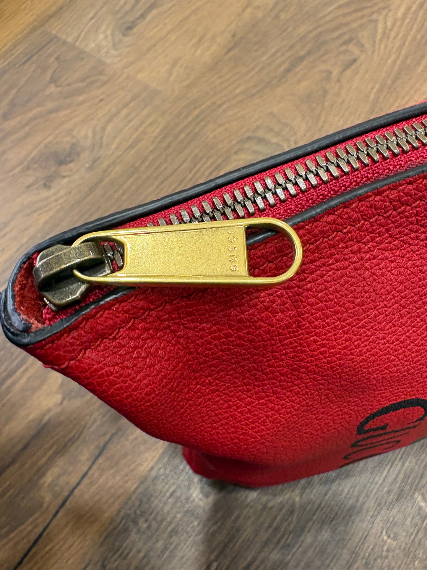 Gucci pochette in pelle con logo stampato