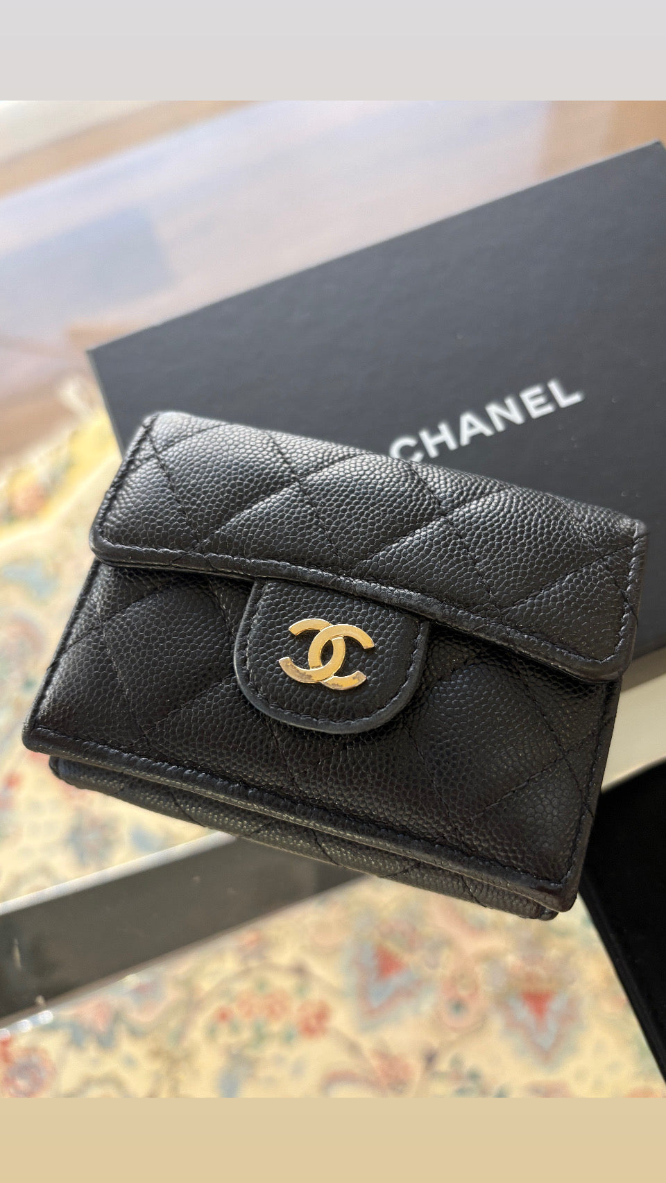 Chanel Portafoglio Compatto Classico con Patta Small in Pelle Lambskin Nera e Metallo Dorato