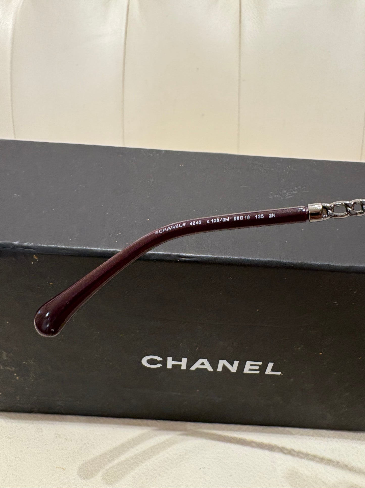 Chanel occhiali da sole round catene pelle e perle lenti rosa sfumate