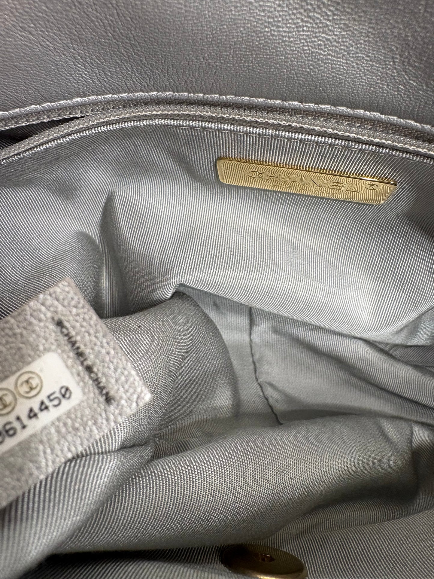 Chanel C19  media in pelle argento hw silver / gold