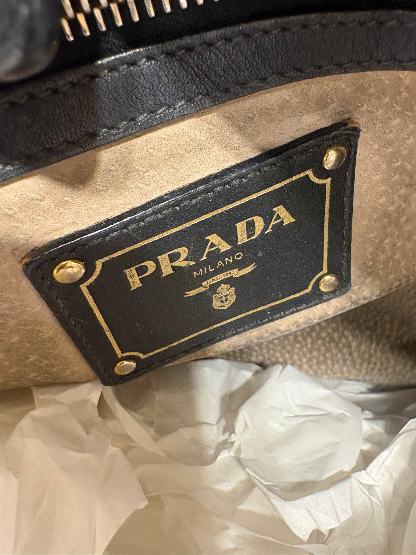 Prada shopping bag in pelle nera martellata