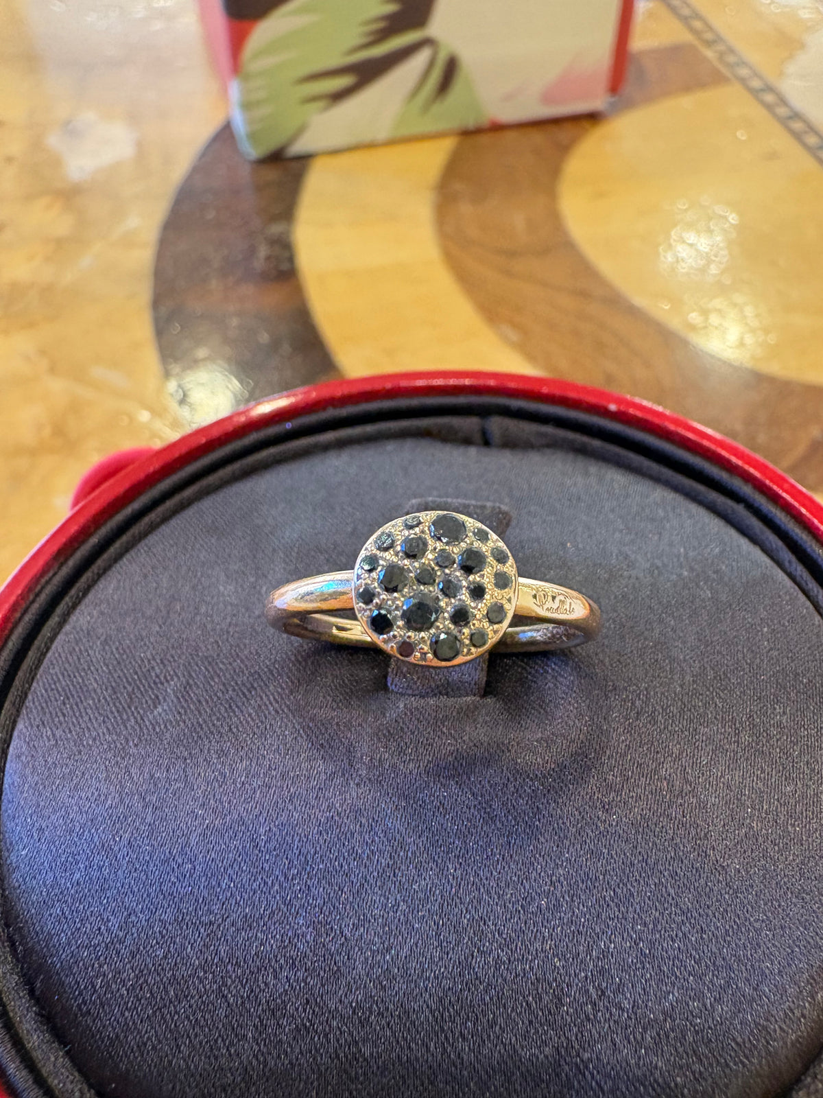Pomellato Anello Sabbia Piccolo in Oro Giallo  18kt con Pavé di Diamanti Neri
