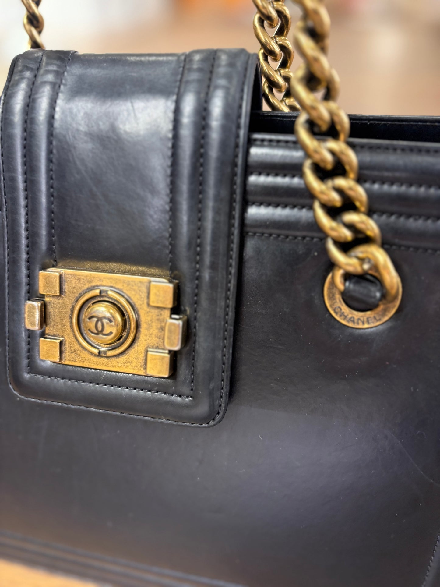 Chanel Boy large shopping in pelle nera