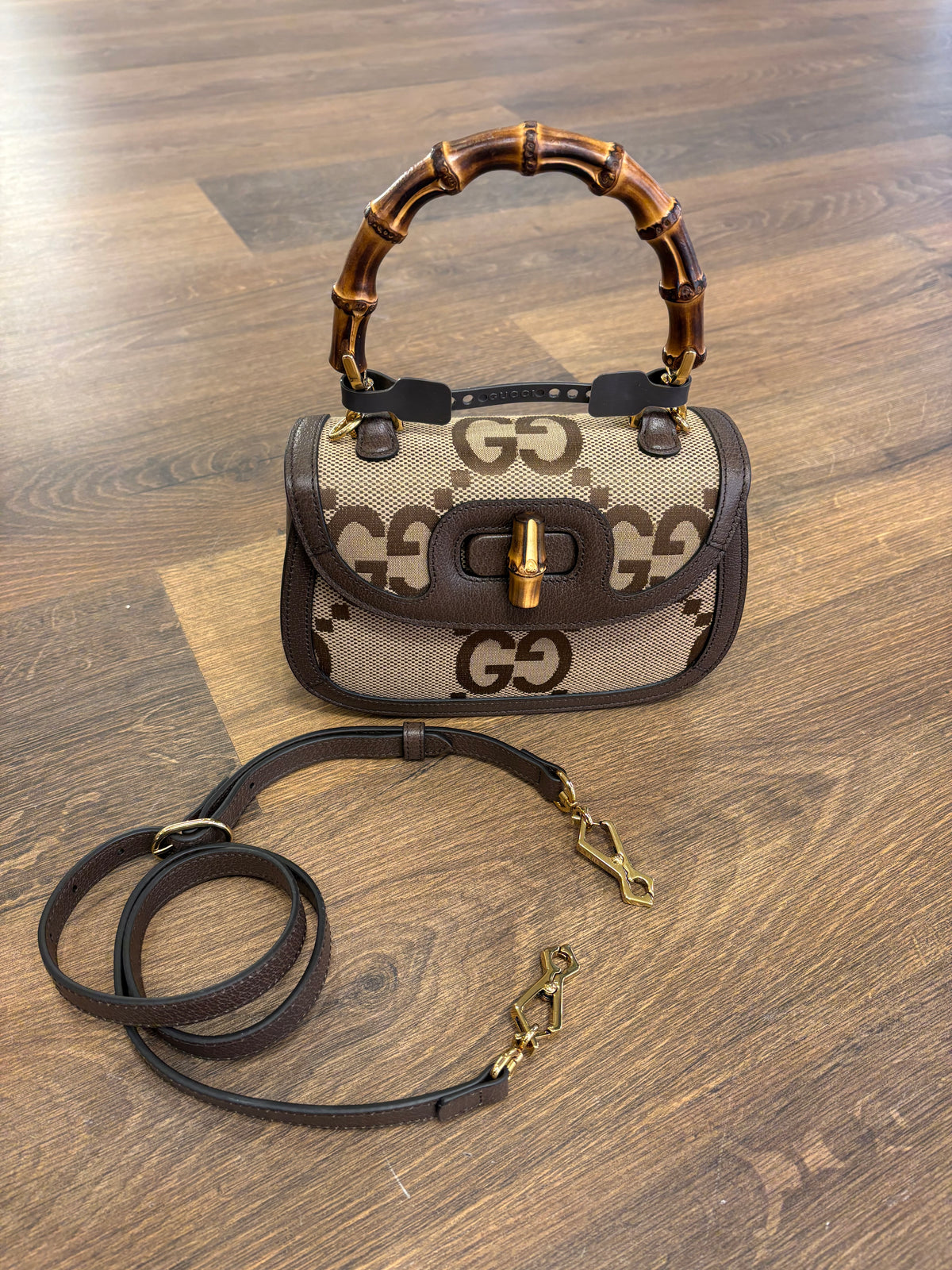 Gucci Borsa a mano Gucci Bamboo 1947 mini in tela Jumbo GG e pelle marrone. Nuovo