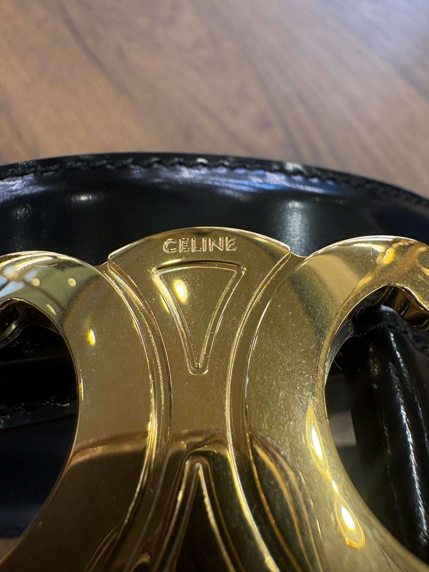 Celine Cintura Sottile in Pelle Verniciata Nera con Fibbia Oro