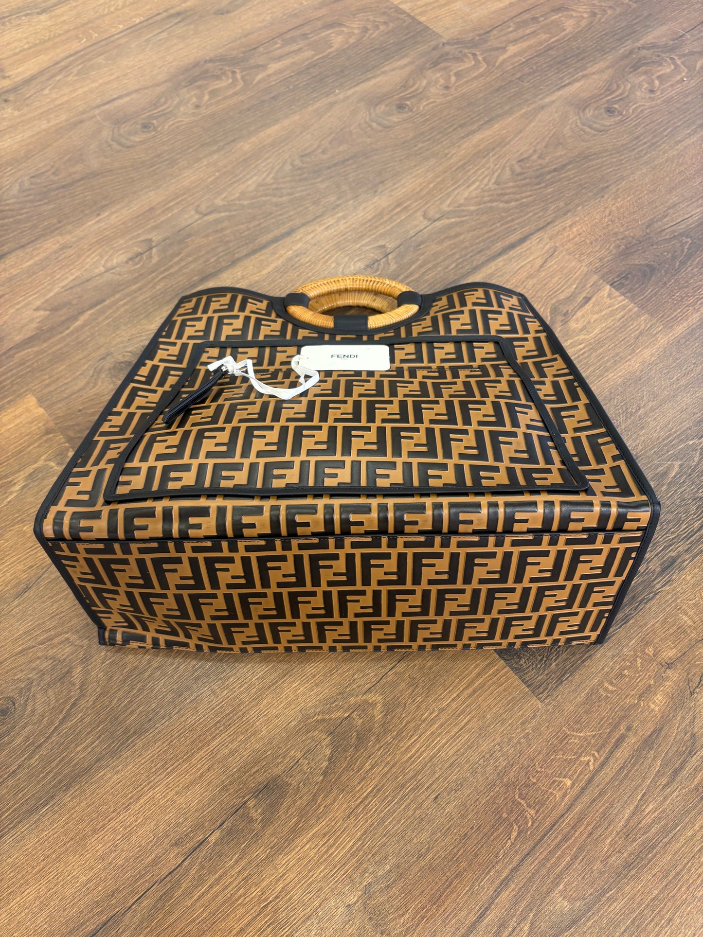 Fendi Runaway Shopper Grande in Pelle manici in rattan . Nuovo