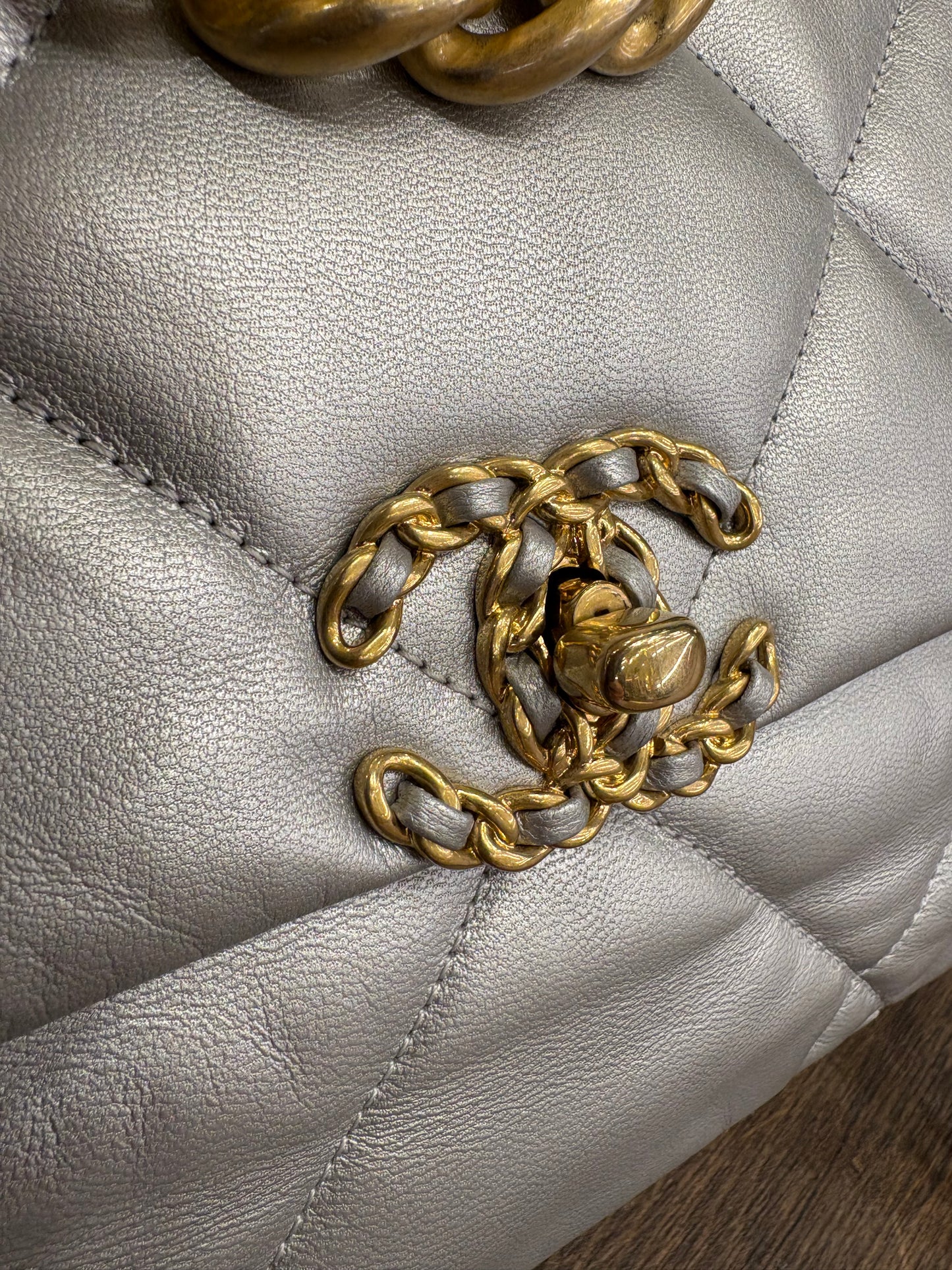 Chanel C19  media in pelle argento hw silver / gold