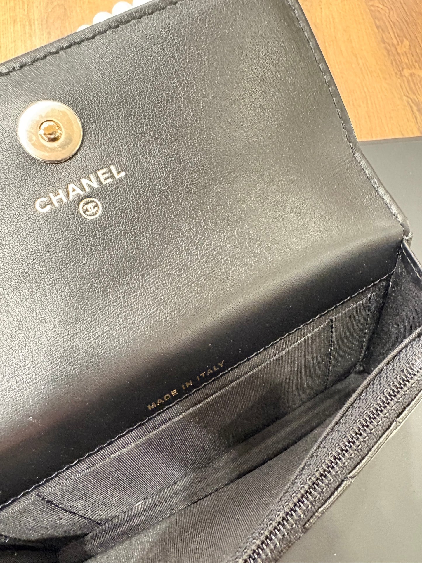 Chanel CC Mark Chain Wallet e perle
