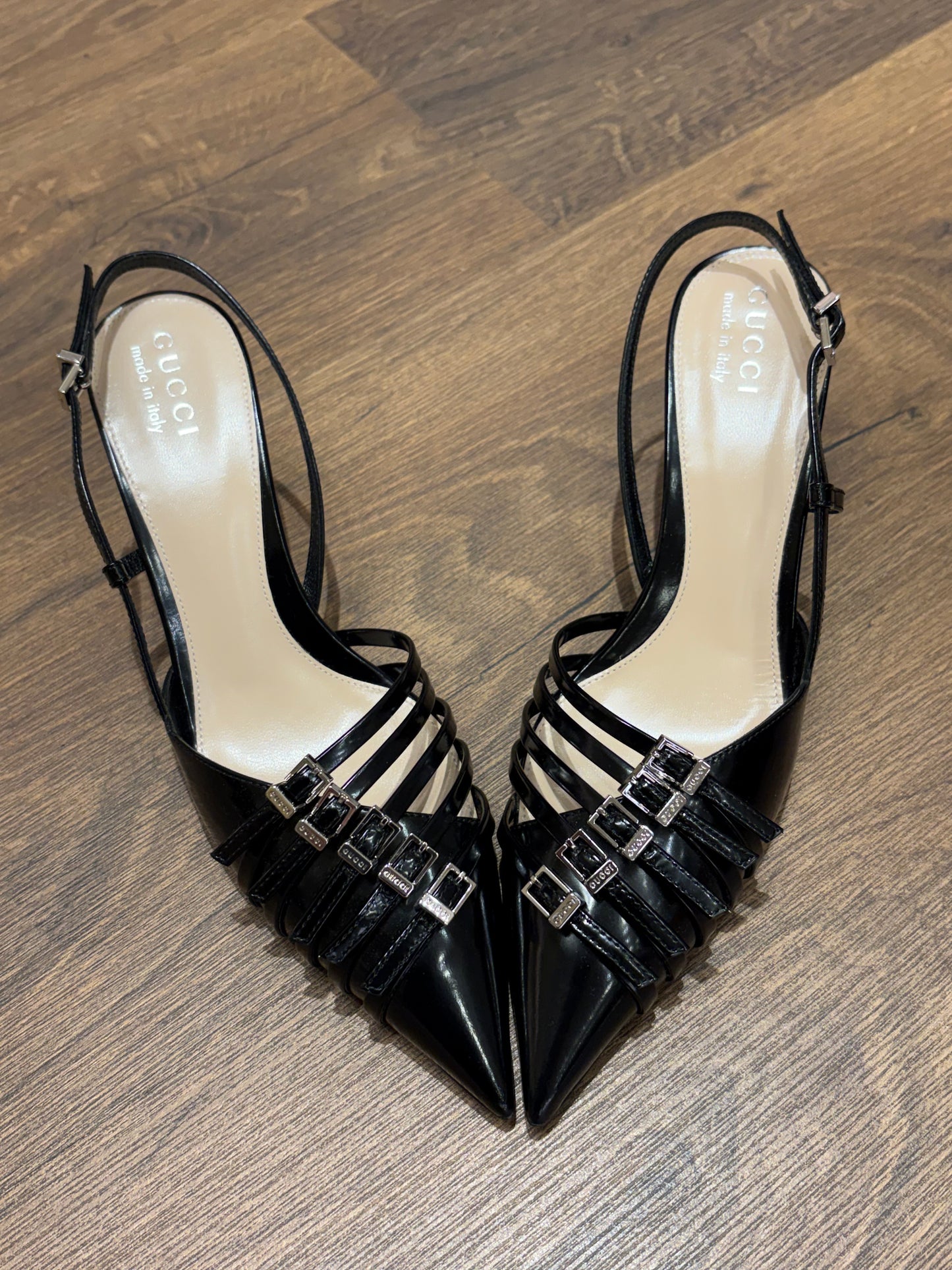 Gucci Décolleté Slingback Gucci Seraphine in Vernice con Fibbie. Nuovo