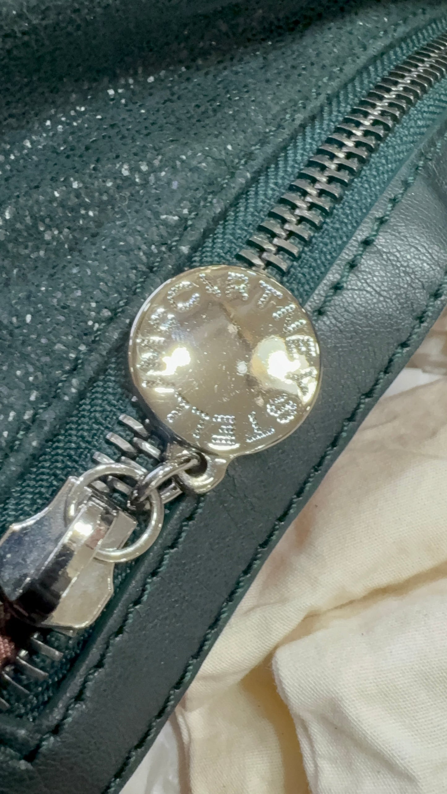 Stella McCartney Falabella in pelle vegana verde con finiture color argento