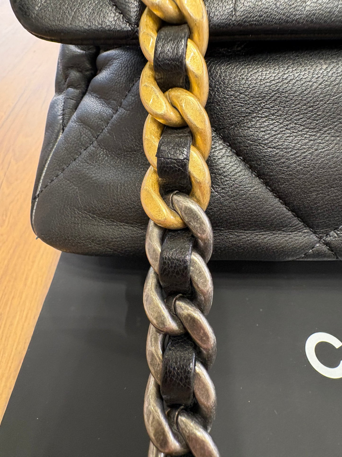 Borsa Chanel 19 Large Pelle d'Agnello Nera con Hardware Silver Gold