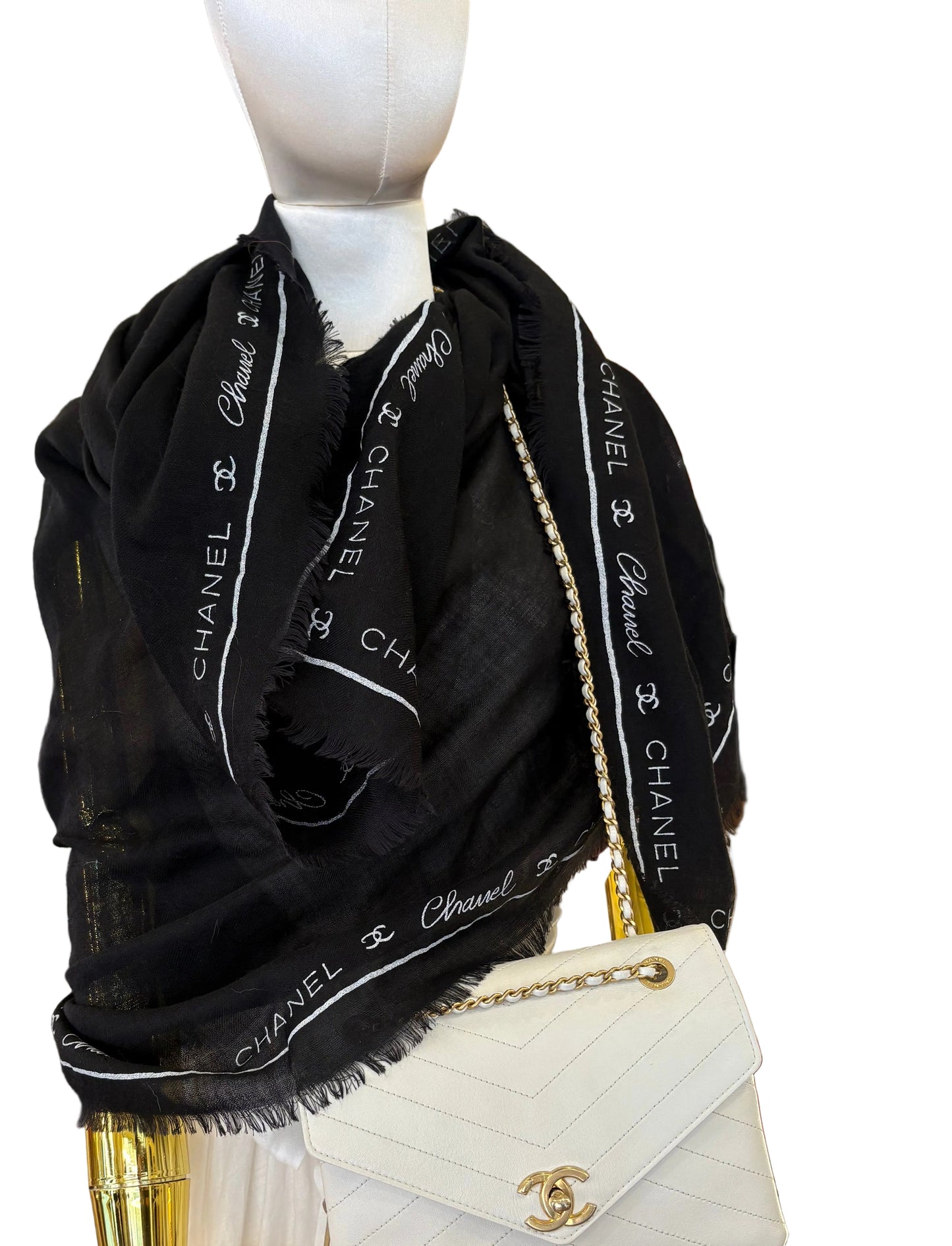 Chanel Maxi Stola Logata in Cashmere e Seta Nero/Bianco