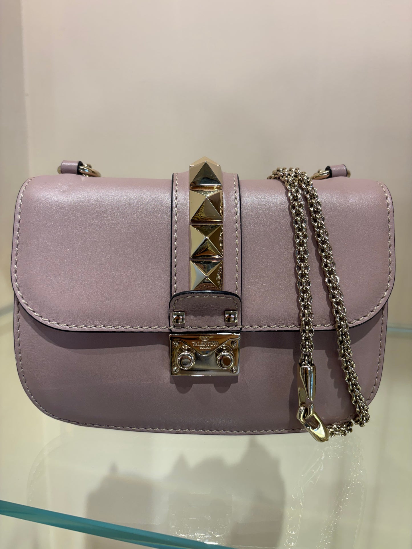 Valentino Garavani Borsa a tracolla  Glam Lock Medium in pelle rosa malva con borchie Rockstud
