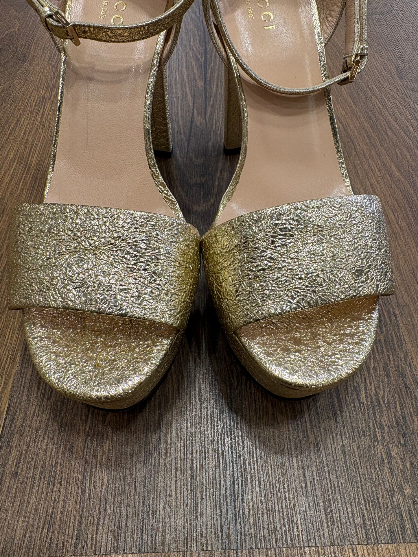 Gucci sandali in pelle oro 37