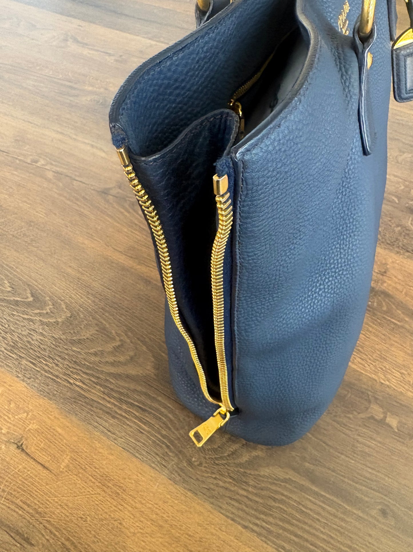 Prada tote bag pelle di daino martellata  blu cobalto