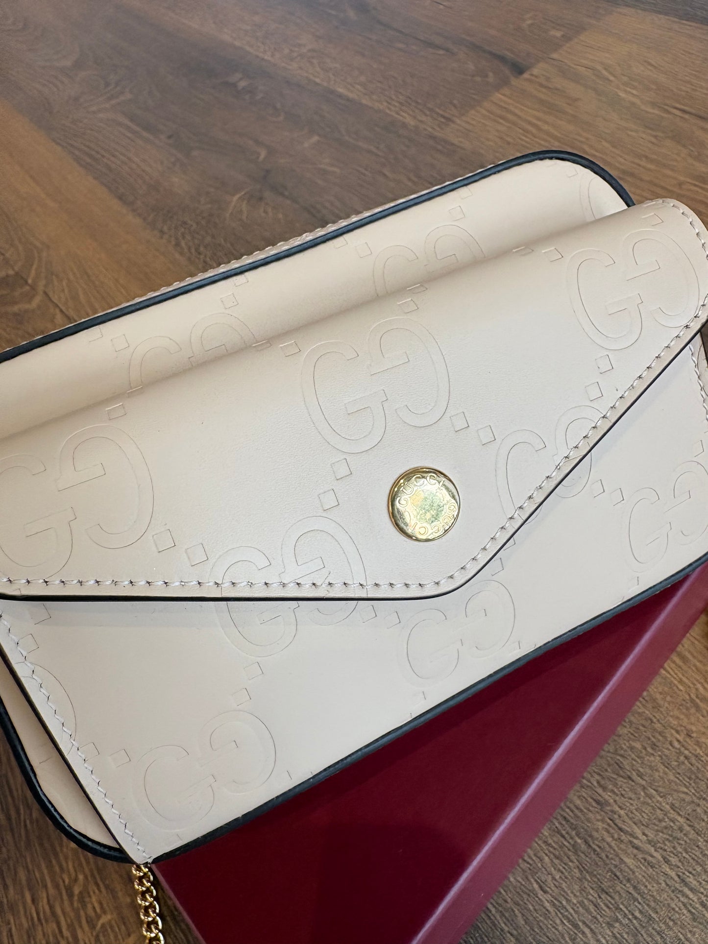 Borsa Mini Gucci Gilbert in Pelle Monogram GG Goffrata con Tracolla a Catena. Nuovo